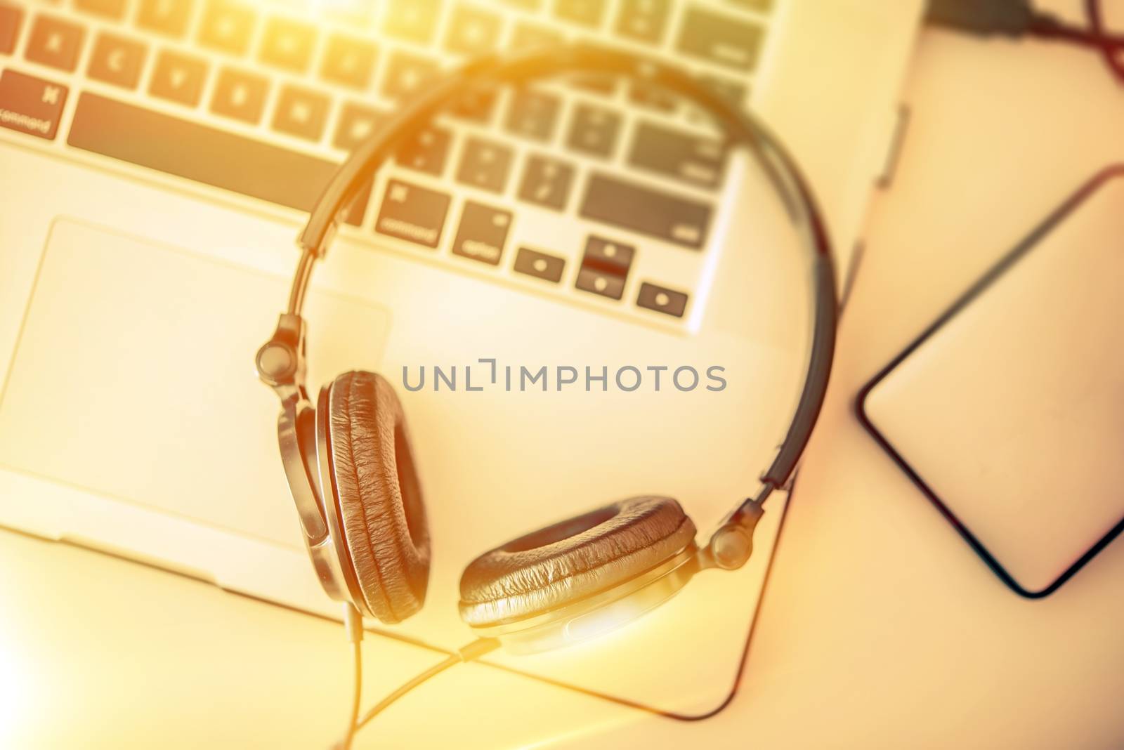 Online Music Listening by welcomia