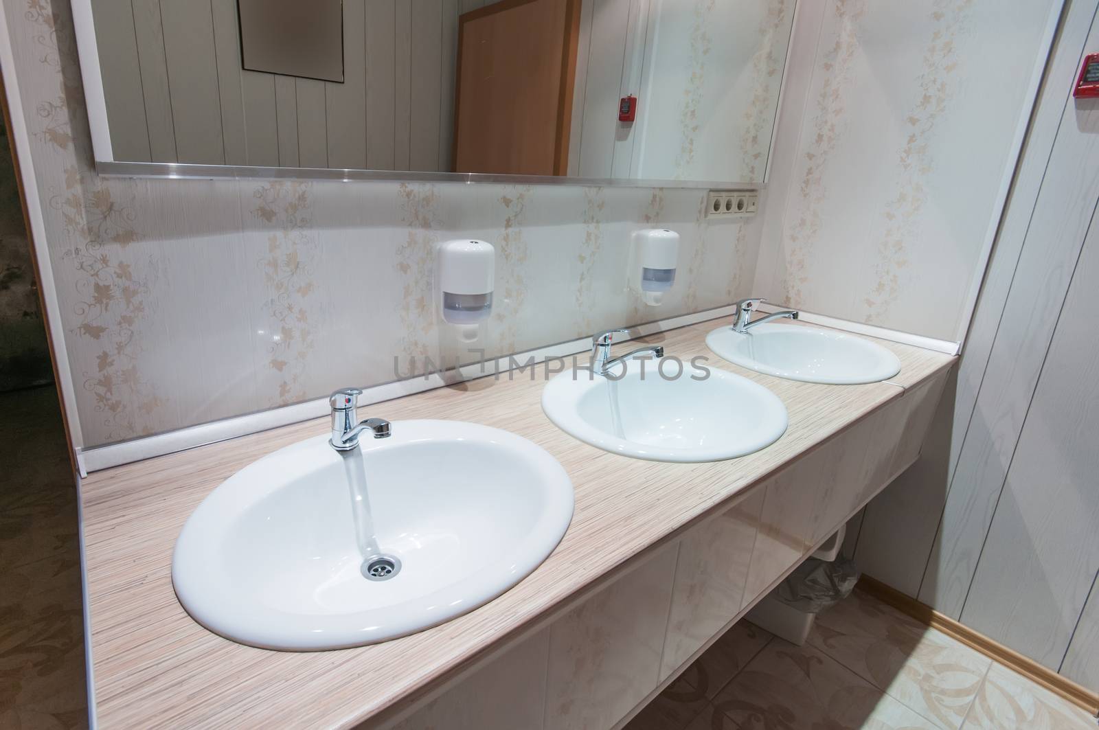 bathroom with sinks in hostel by vlaru