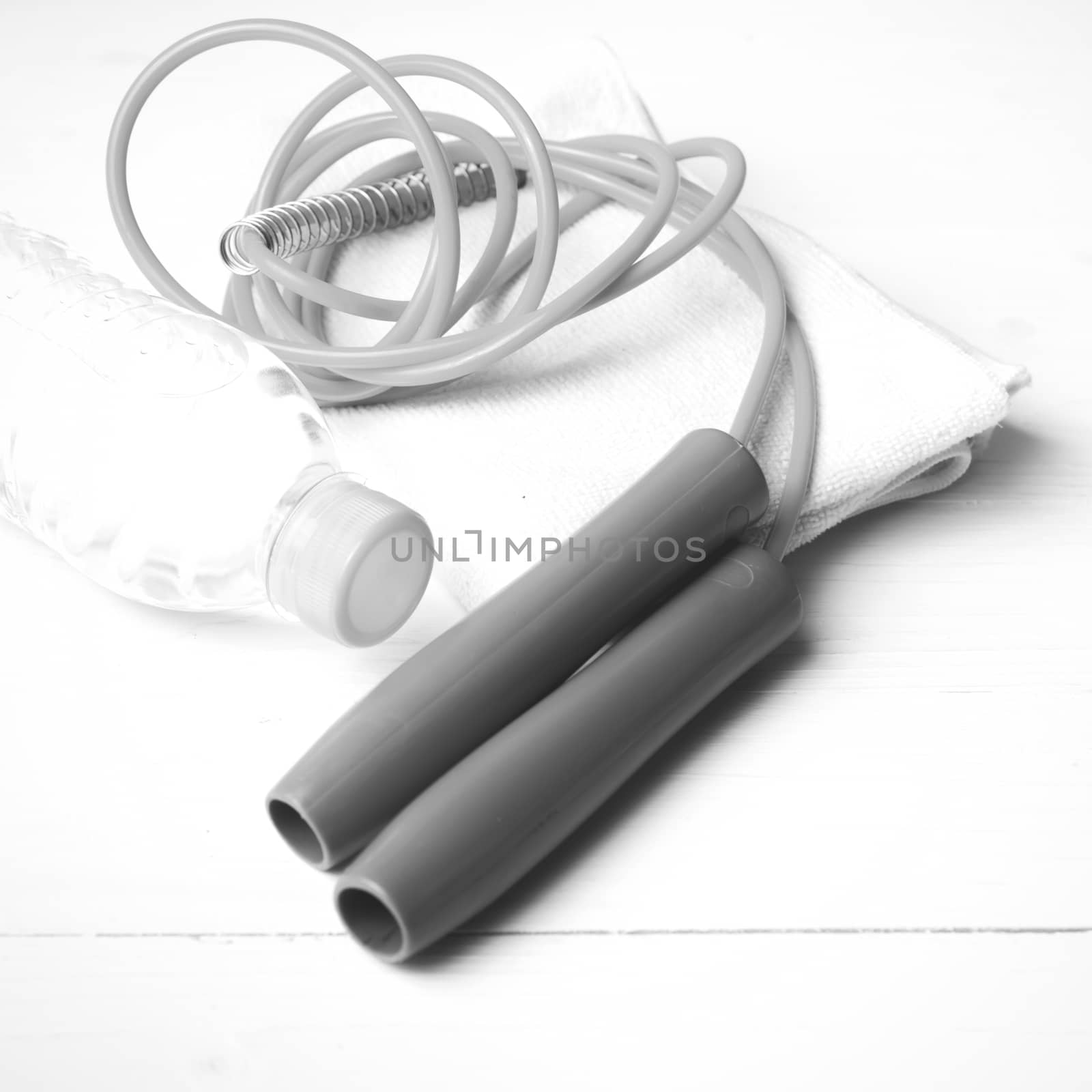 fitness equipment:water bottle,towel,rope black and white color style