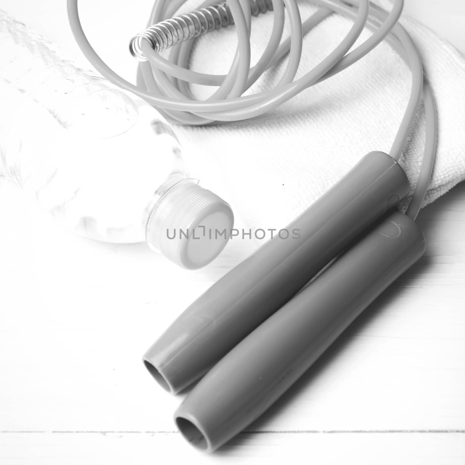fitness equipment:water bottle,towel,rope black and white color style