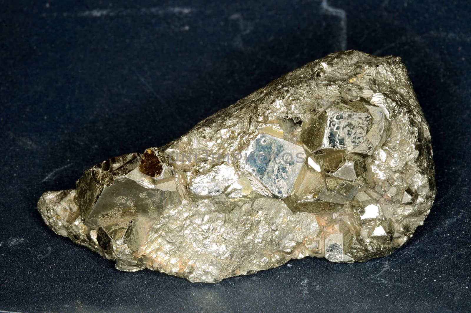 SAMPLES OF CRYSTALS PHOTOGRAPHED IN MACRO.