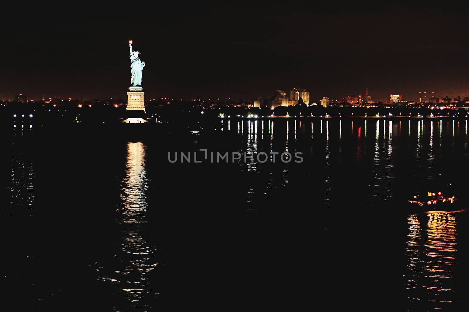 Statue of liberty at night reflect in water