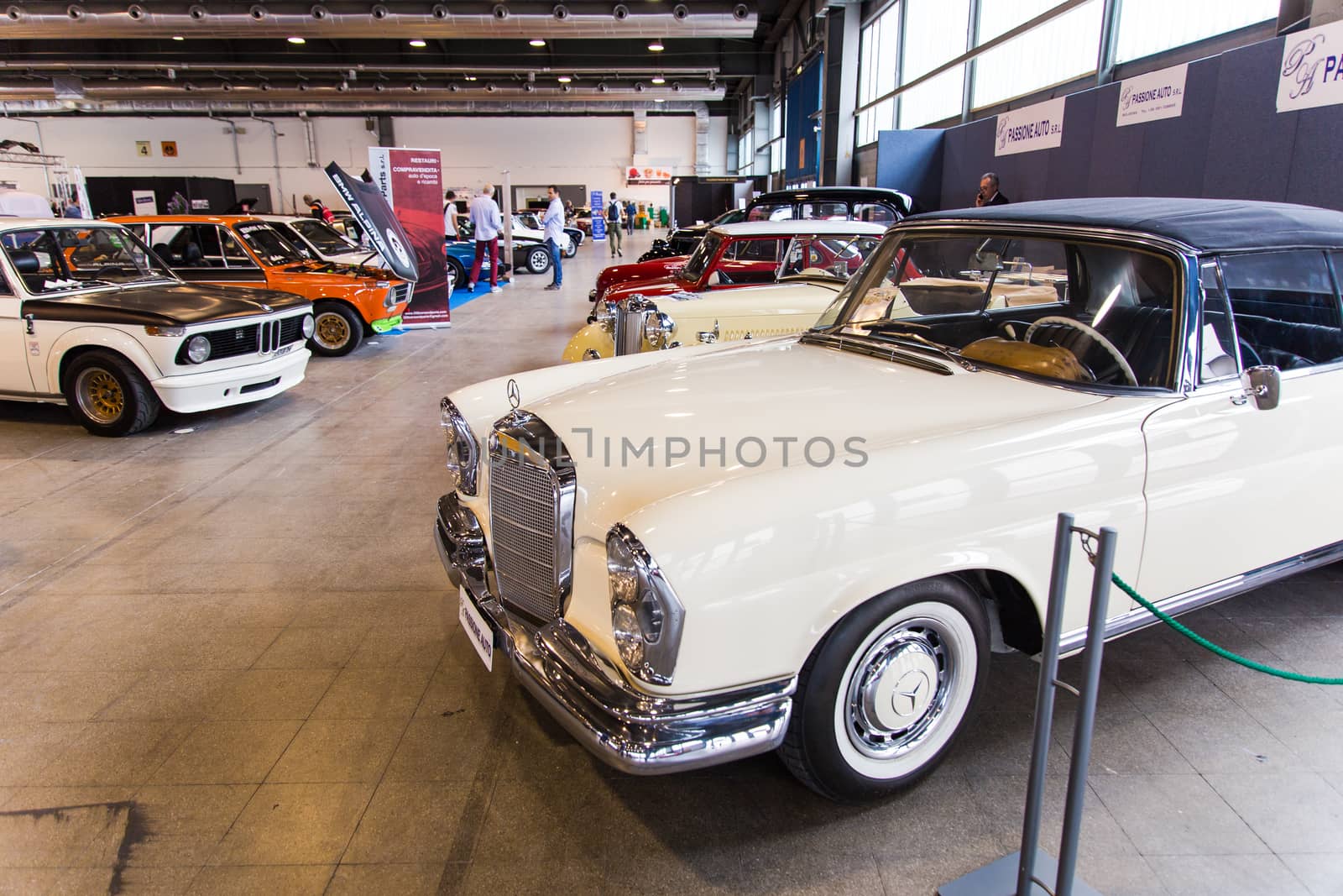 exhibition of antique cars by Isaac74