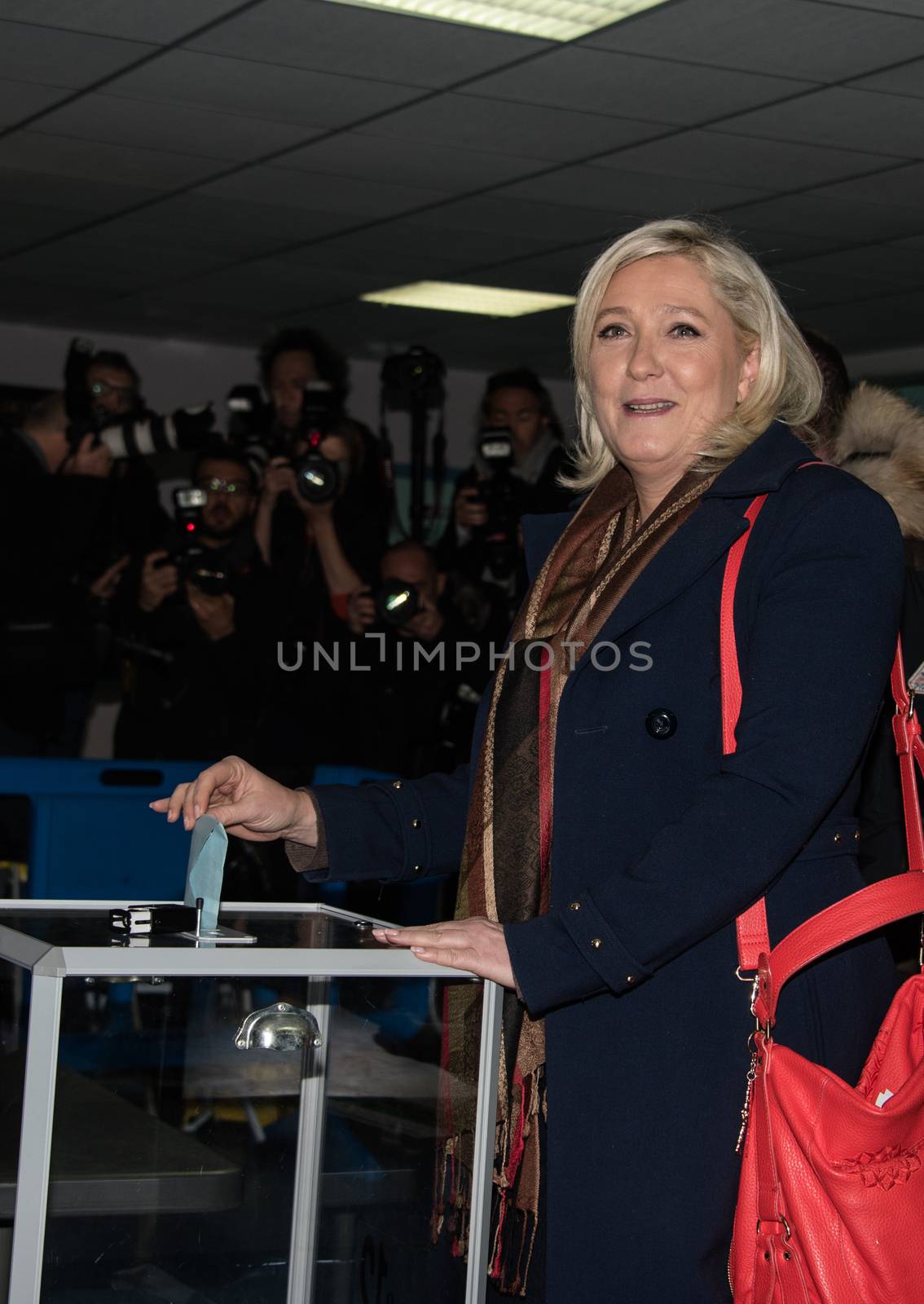 FRANCE, H�nin-beaumont : French far-right Front National (FN) party's president and FN top candidate for the regional election in the Nord-Pas-de-Calais-Picardie region, Marine Le Pen, casts her ballot on December 13, 2015 at a polling station in Henin-Beaumont, northern France, during the second round of the regional elections. 