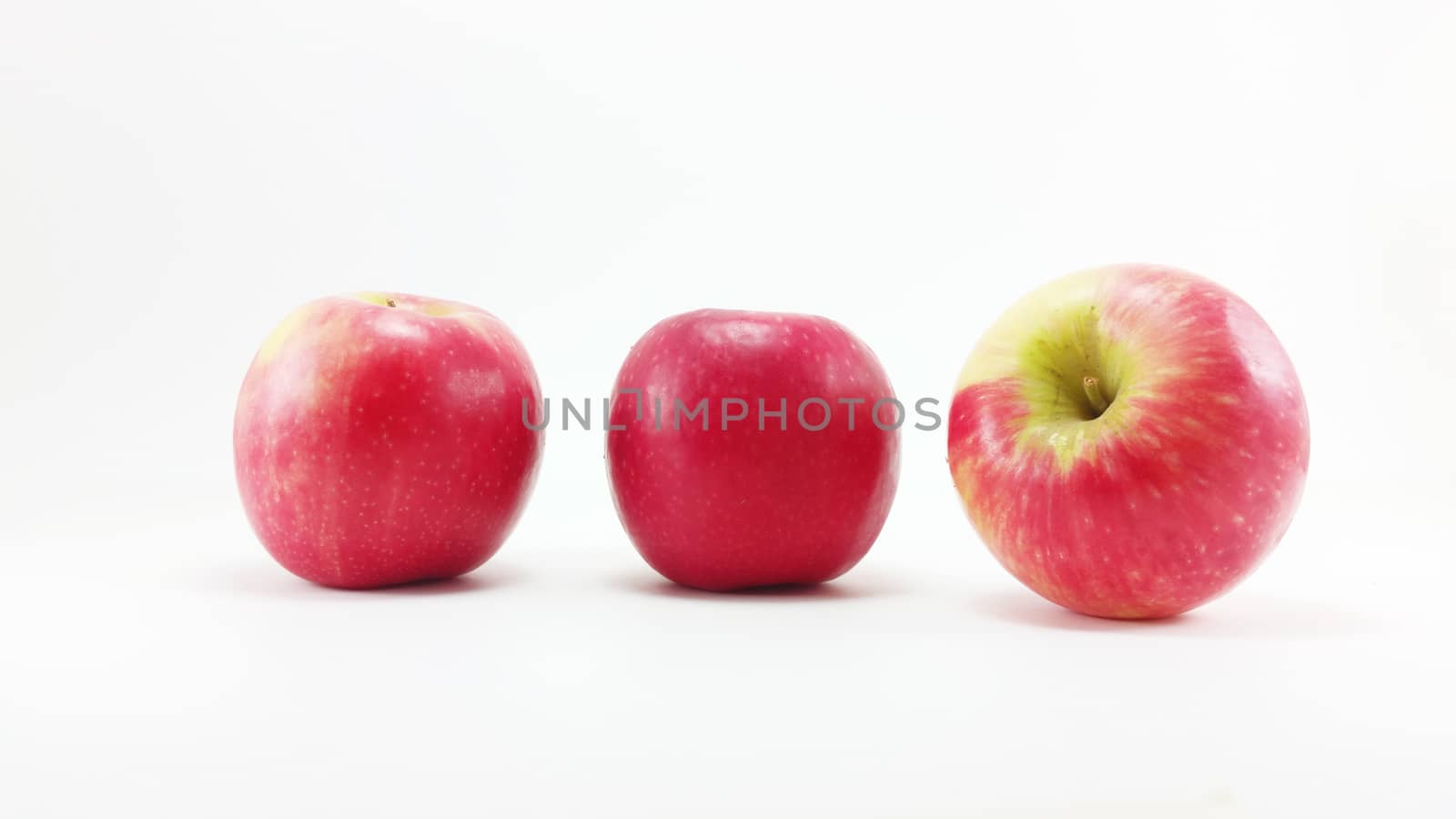 3 red apples in line in white background