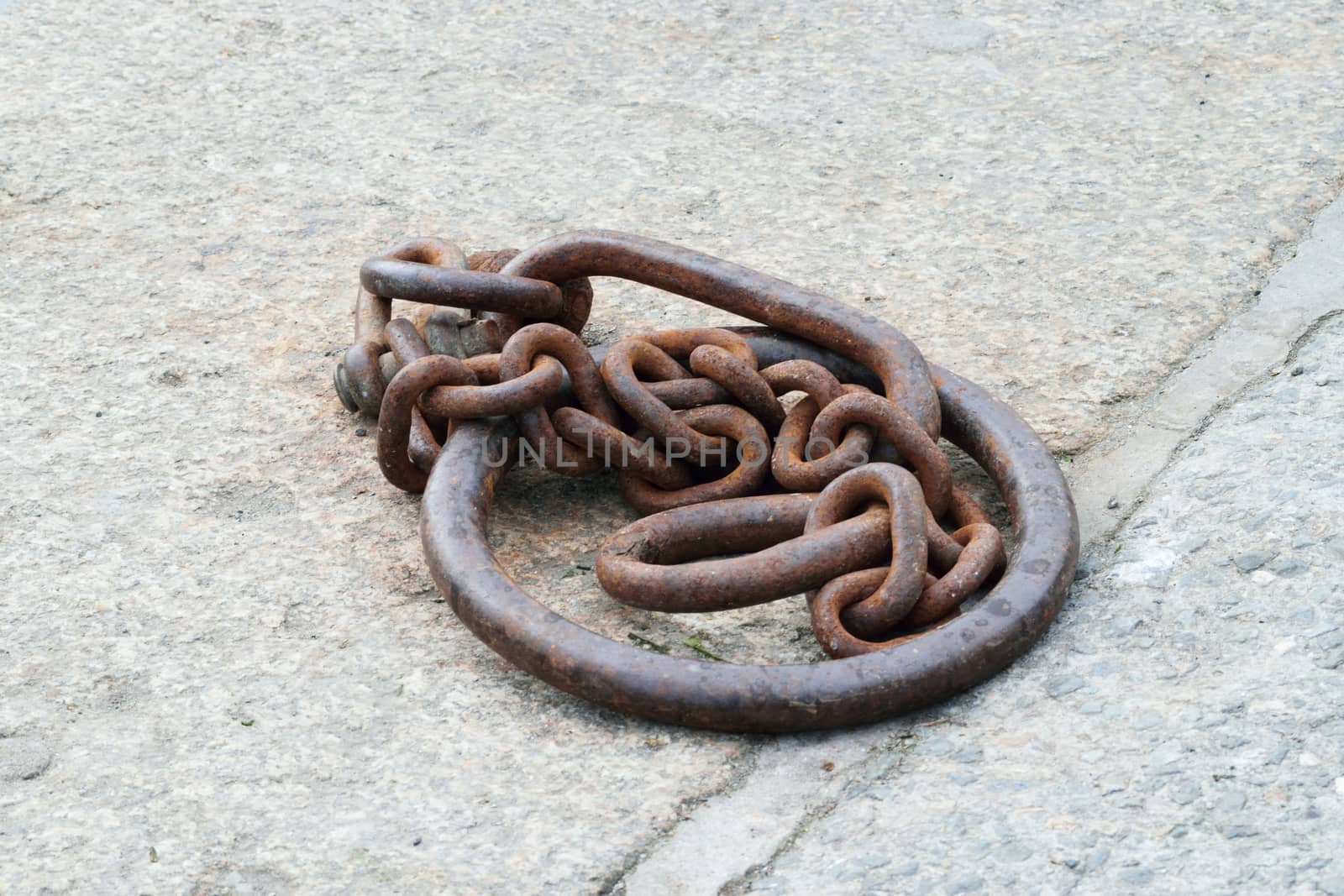 Rusted iron ring and chain links. by george_stevenson