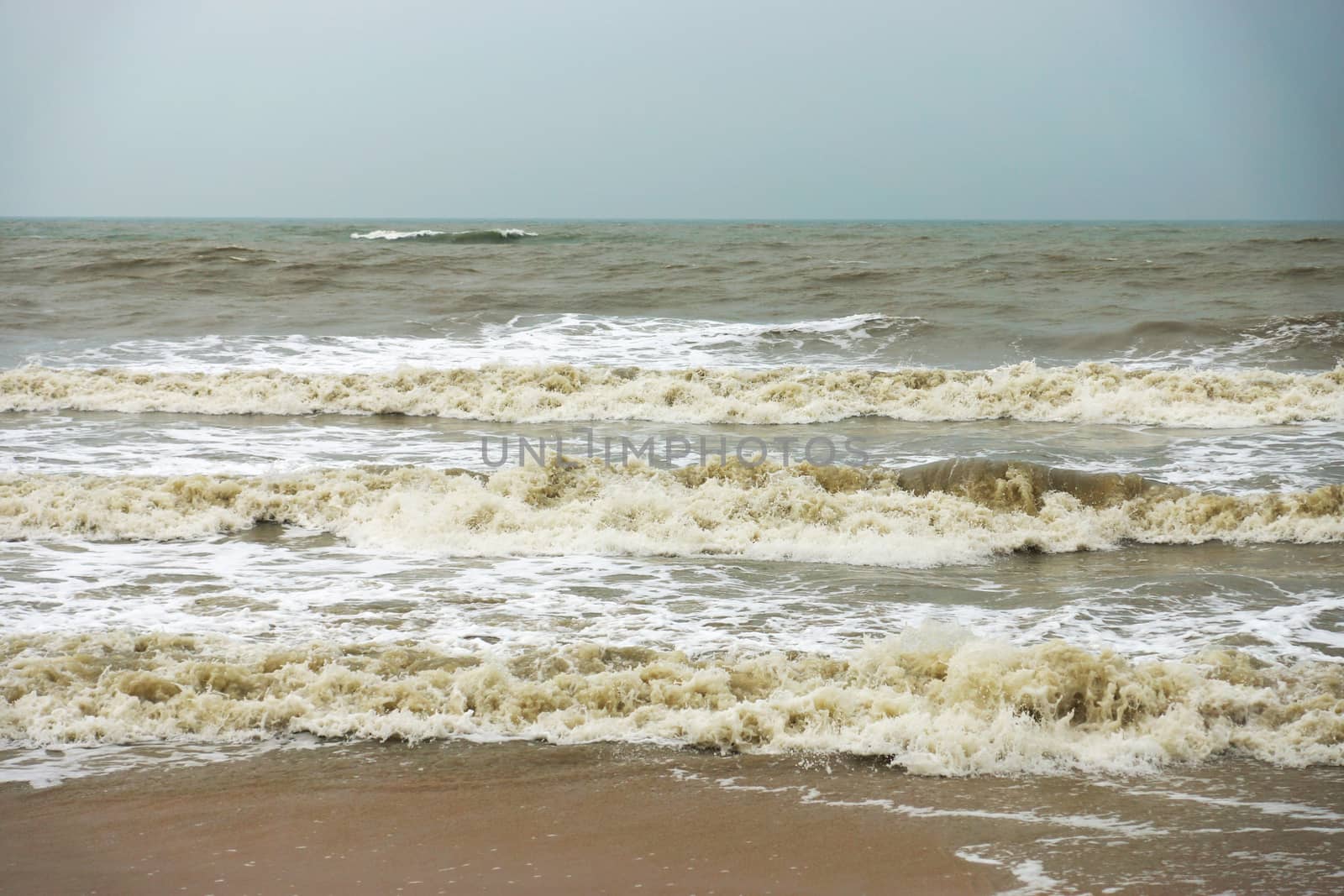Sea waves, intensity in monsoon season.