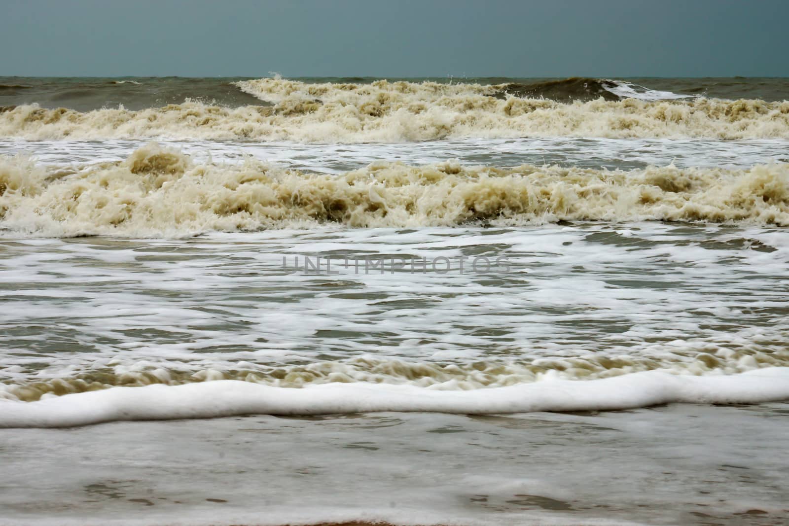 Sea waves, intensity in monsoon season.
