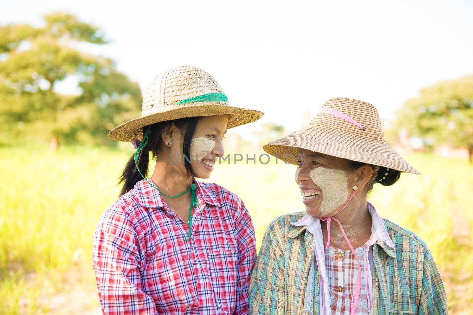 Traditional Myanmar female farmers by szefei