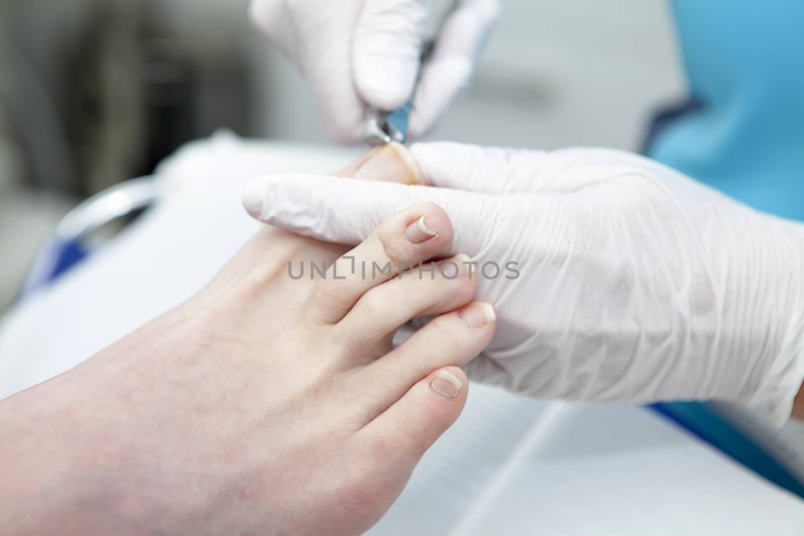 Cutting toe nails bij pedicure in closeup