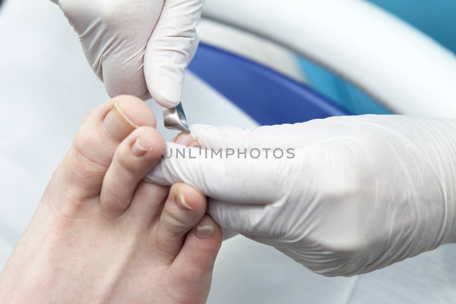 Cutting toe nails bij pedicure in closeup