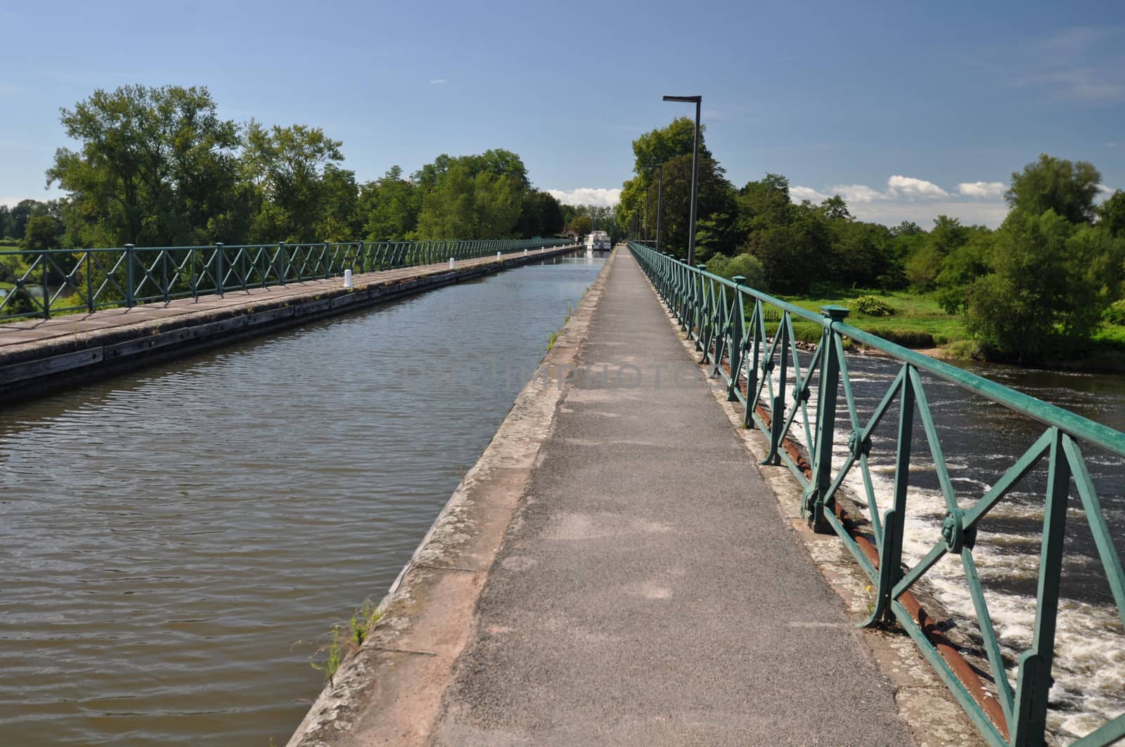 The bridge carrying the Canal de Roanne a Digoin across the River Loire, at Digoin in Burgundy, France. The Voies Verte cycle route crosses the bridge.