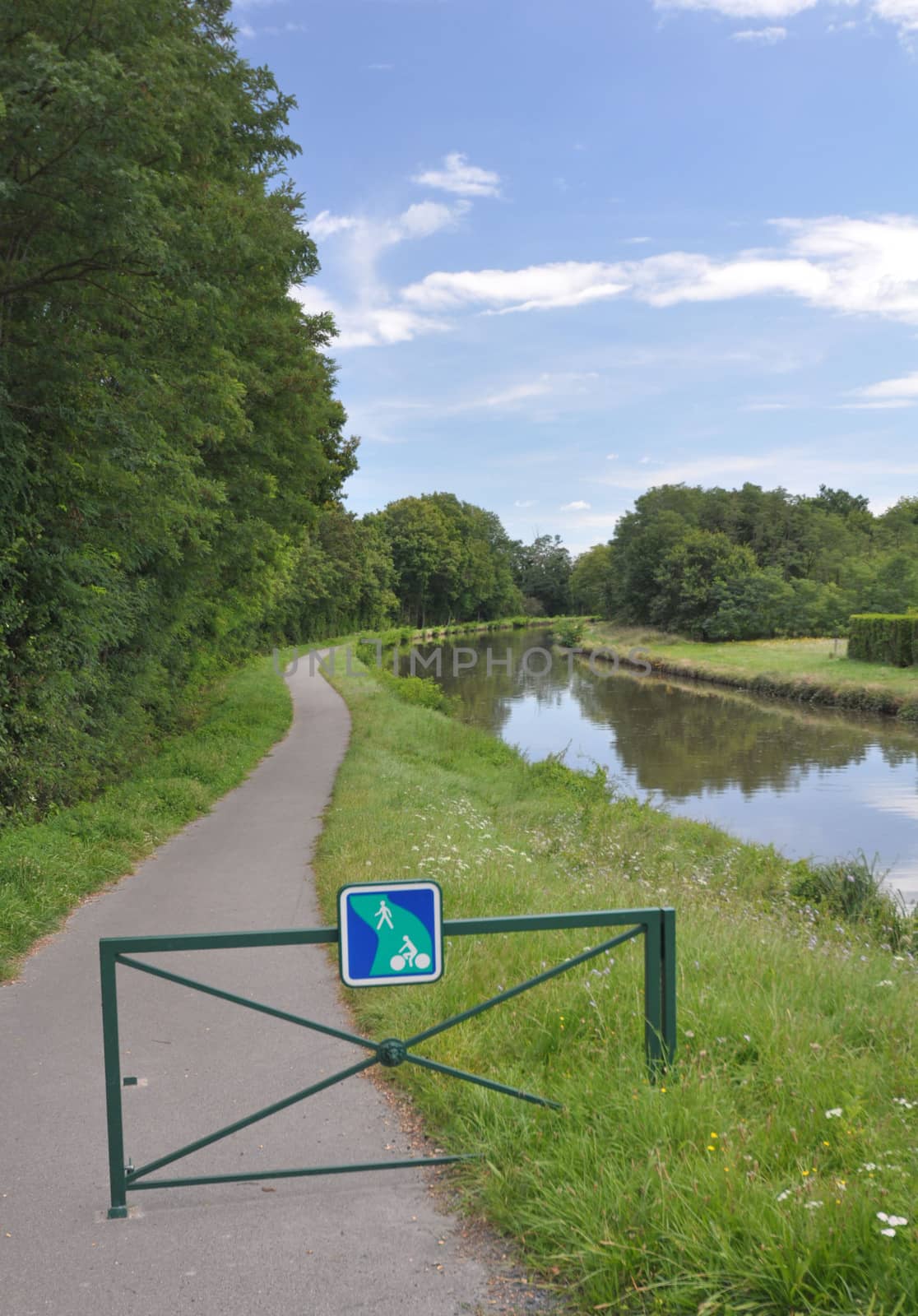 The Canal de Roanne a Digoin near Digoin in Burgundy. The Voies Verte cycle route follows the canal, at this point about 5km south of Digoin.