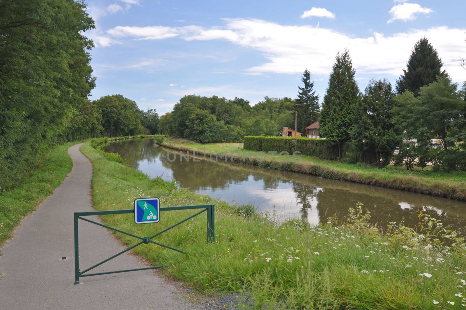 Voies Verte cycle route and sign in Burgundy by dpe123