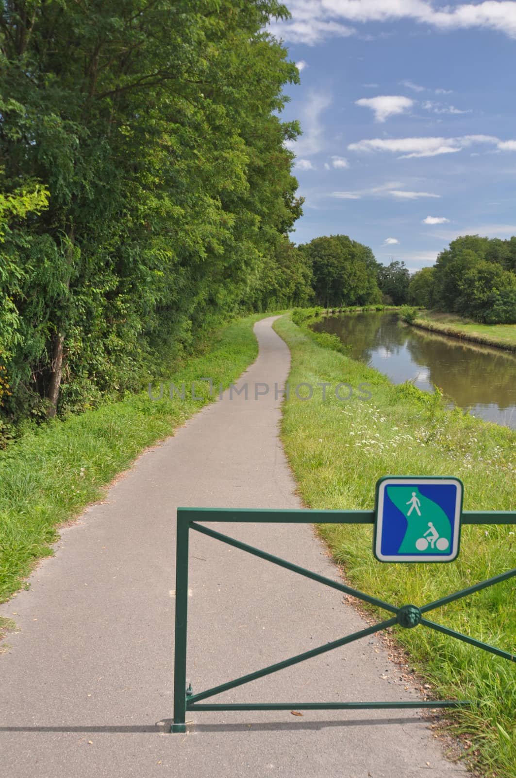 Voies Verte cycle route and sign in Burgundy by dpe123