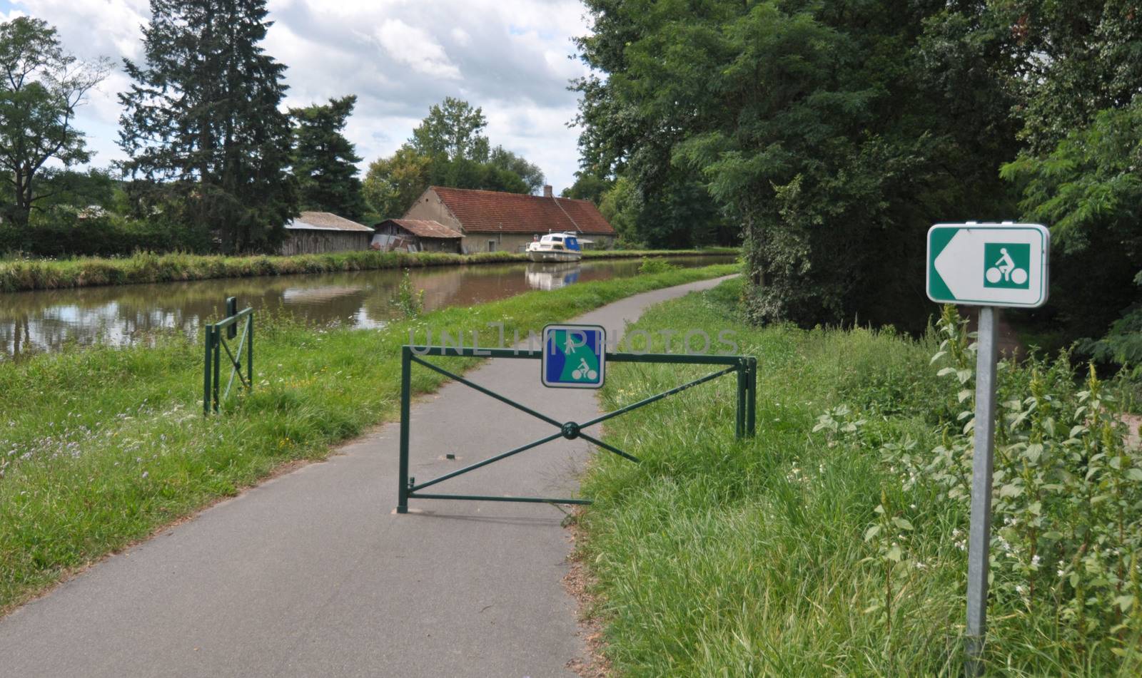 Voies Verte cycle route and sign in Burgundy by dpe123