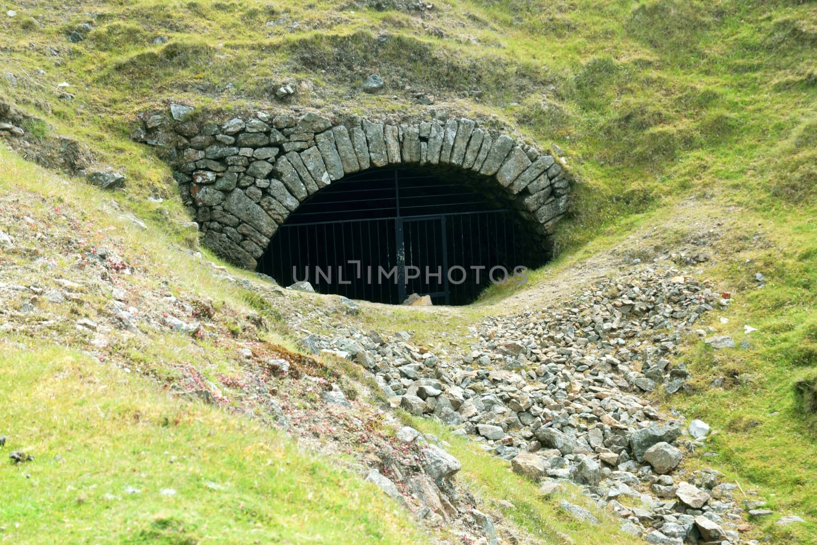 Images of old and non operating mines and their buildings on Caradon.