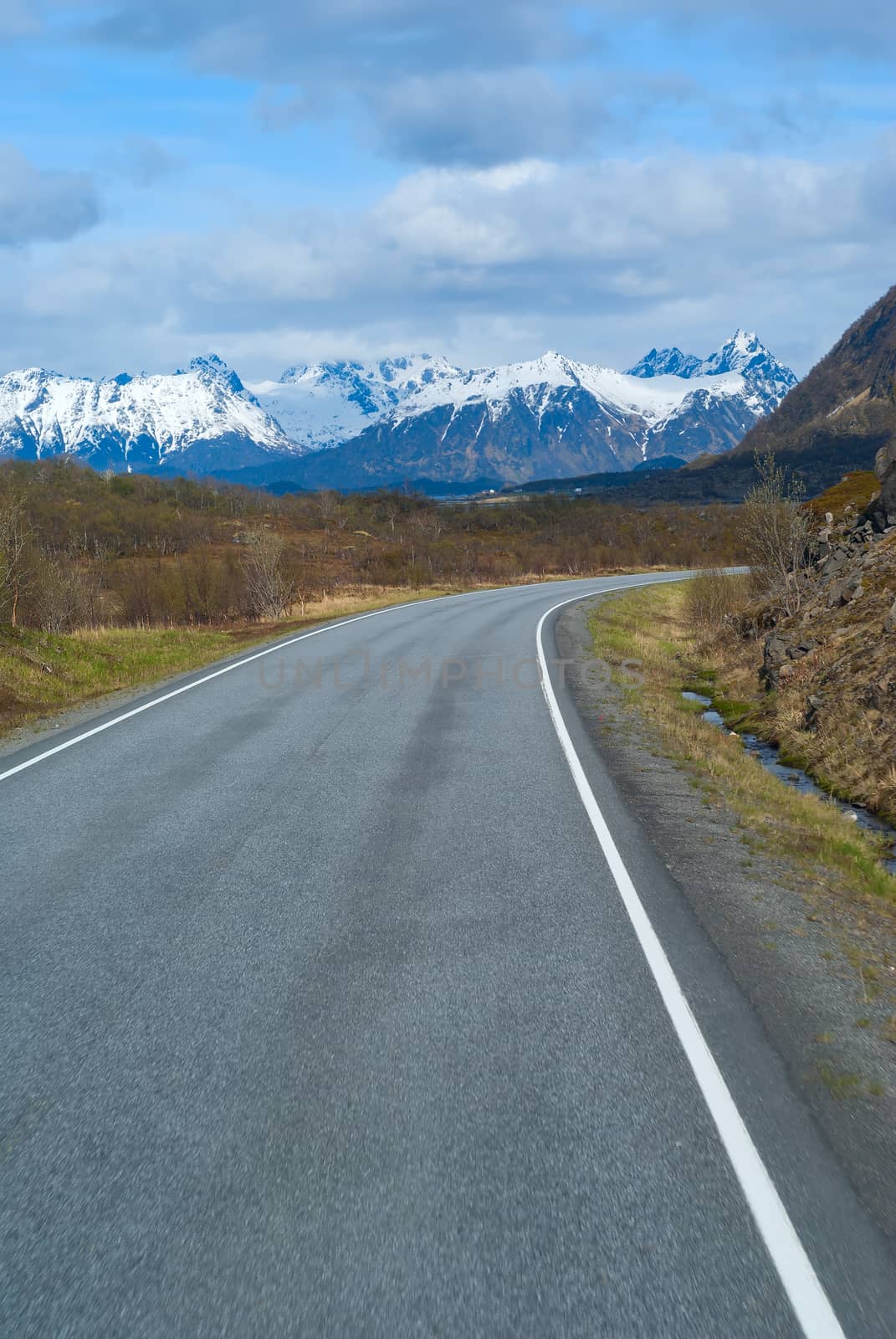 Asphalt grey road in Norvegian mountains by BIG_TAU