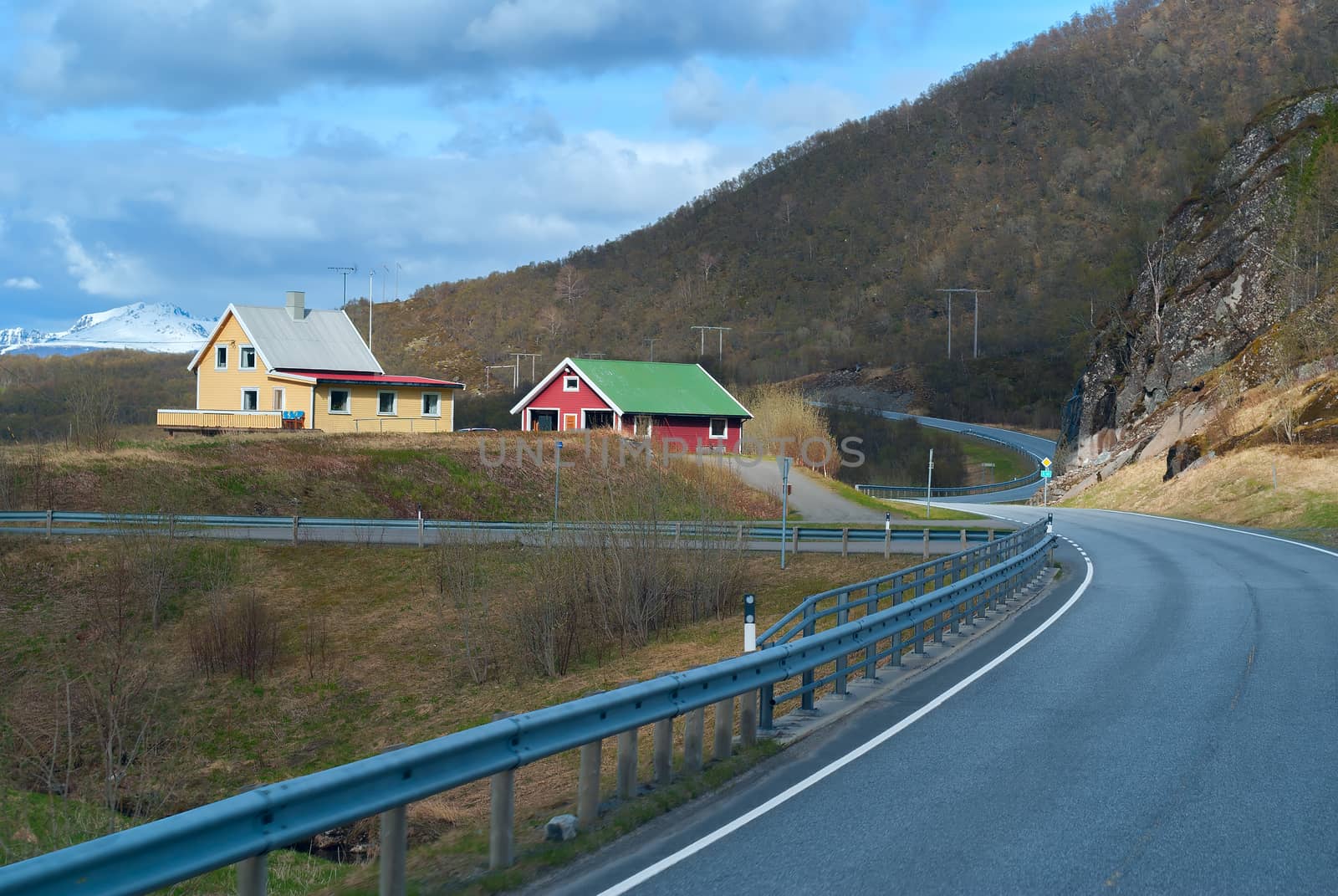 Houses near the road in the Norwegian mountains