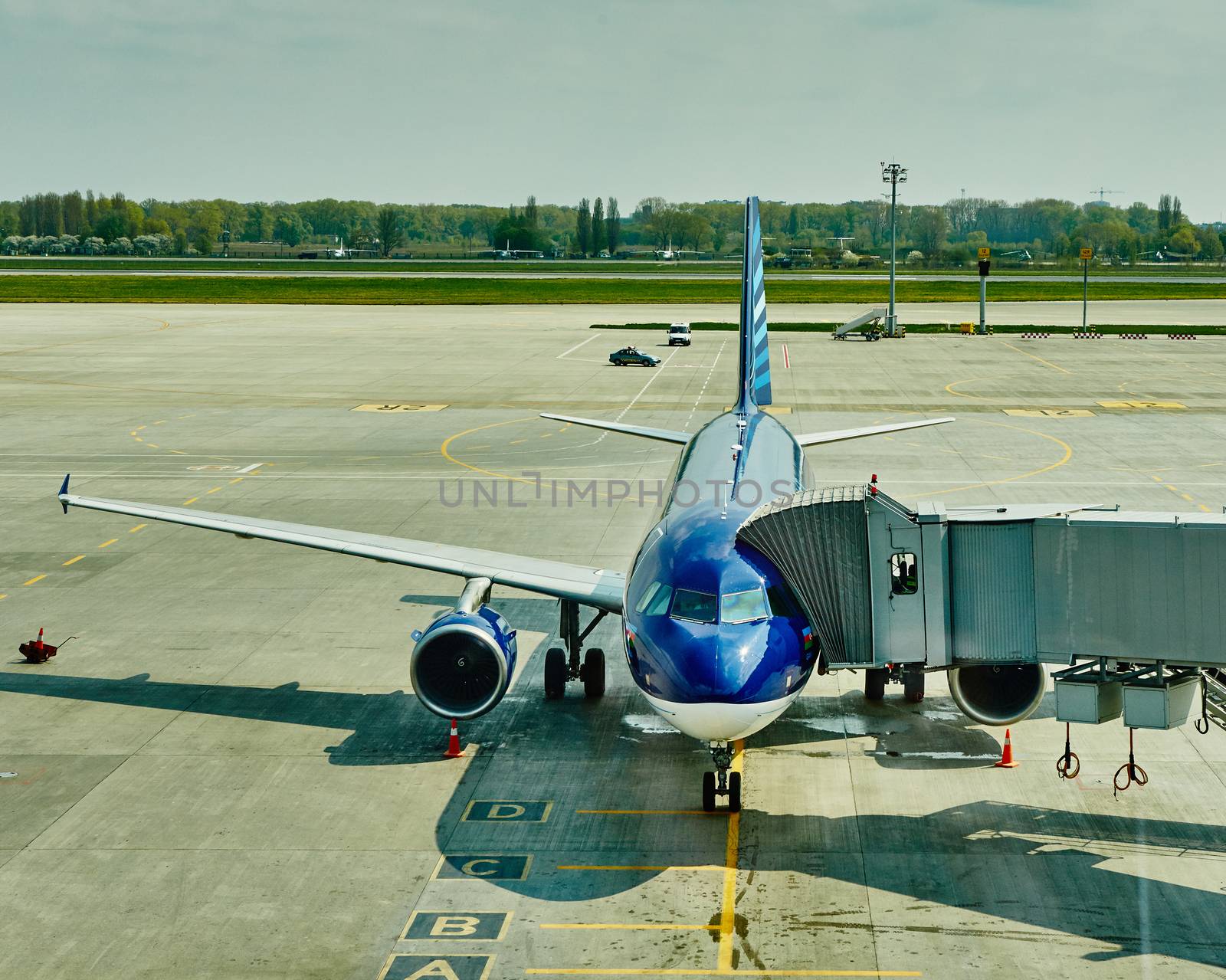 Airplane at the terminal gate ready for takeoff - Modern international airport during sunset - Concept of emotional travel around the world