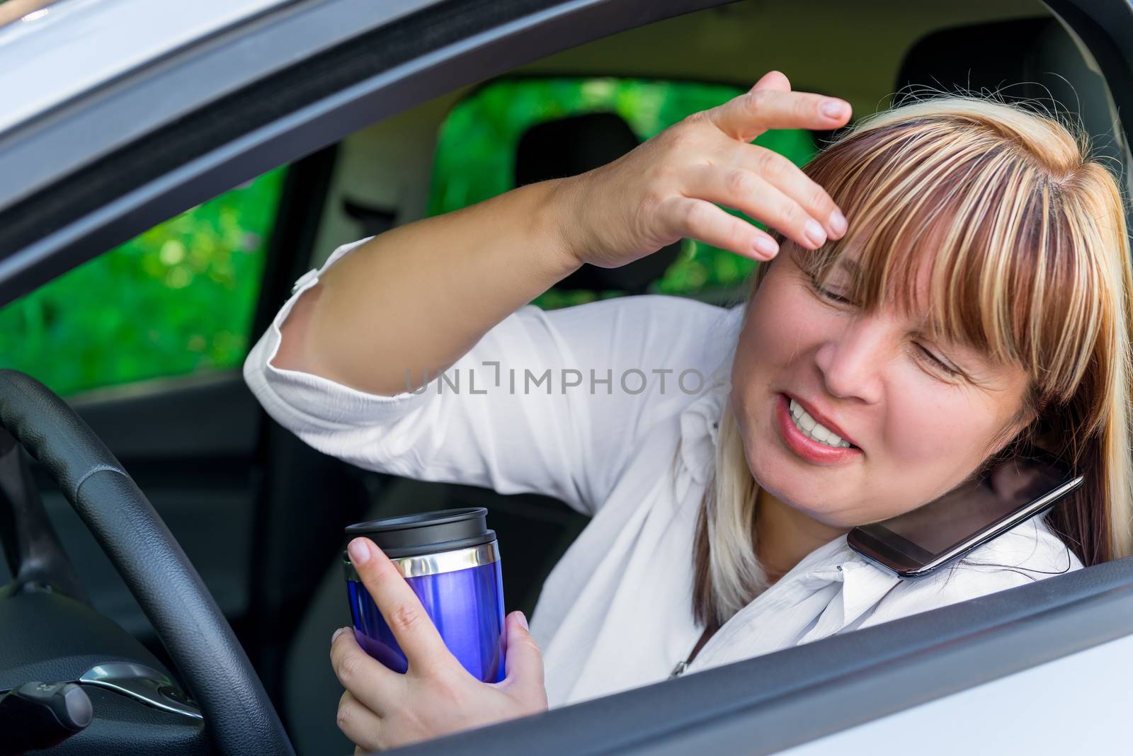 driver with a coffee and phone does not watch the road