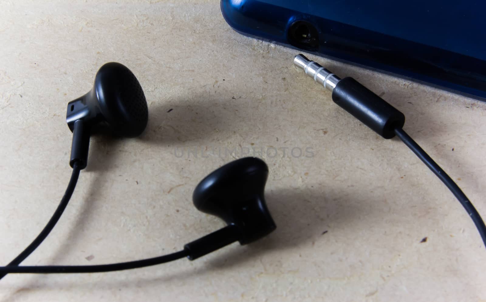 Headsets for smart phones.A device for connecting the audio signal.