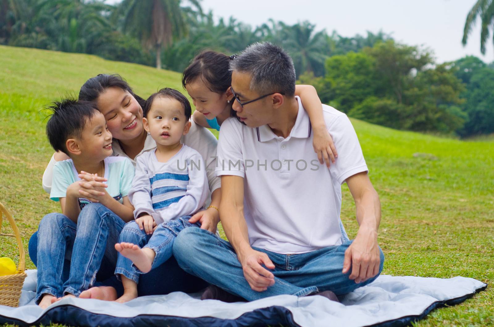 asian family by yongtick