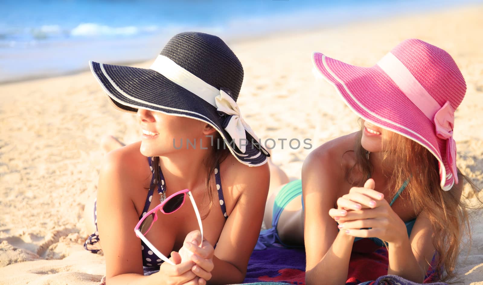 Women with sunhats by ALotOfPeople