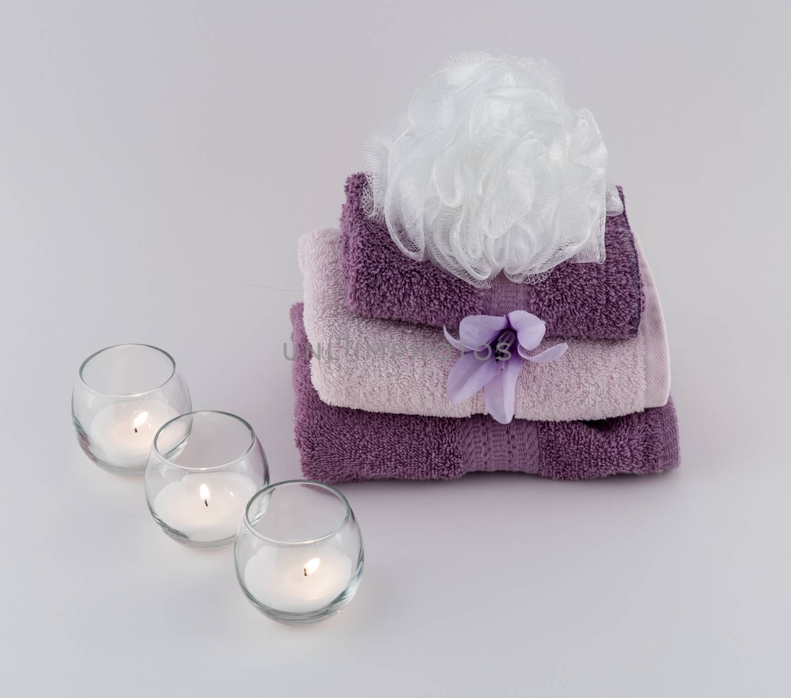 Spa towels and bath pouf with candles