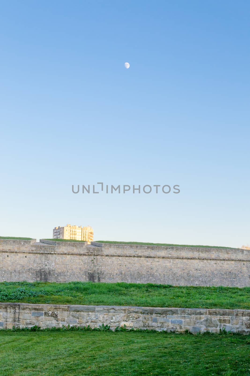 Moon and walls by rmbarricarte
