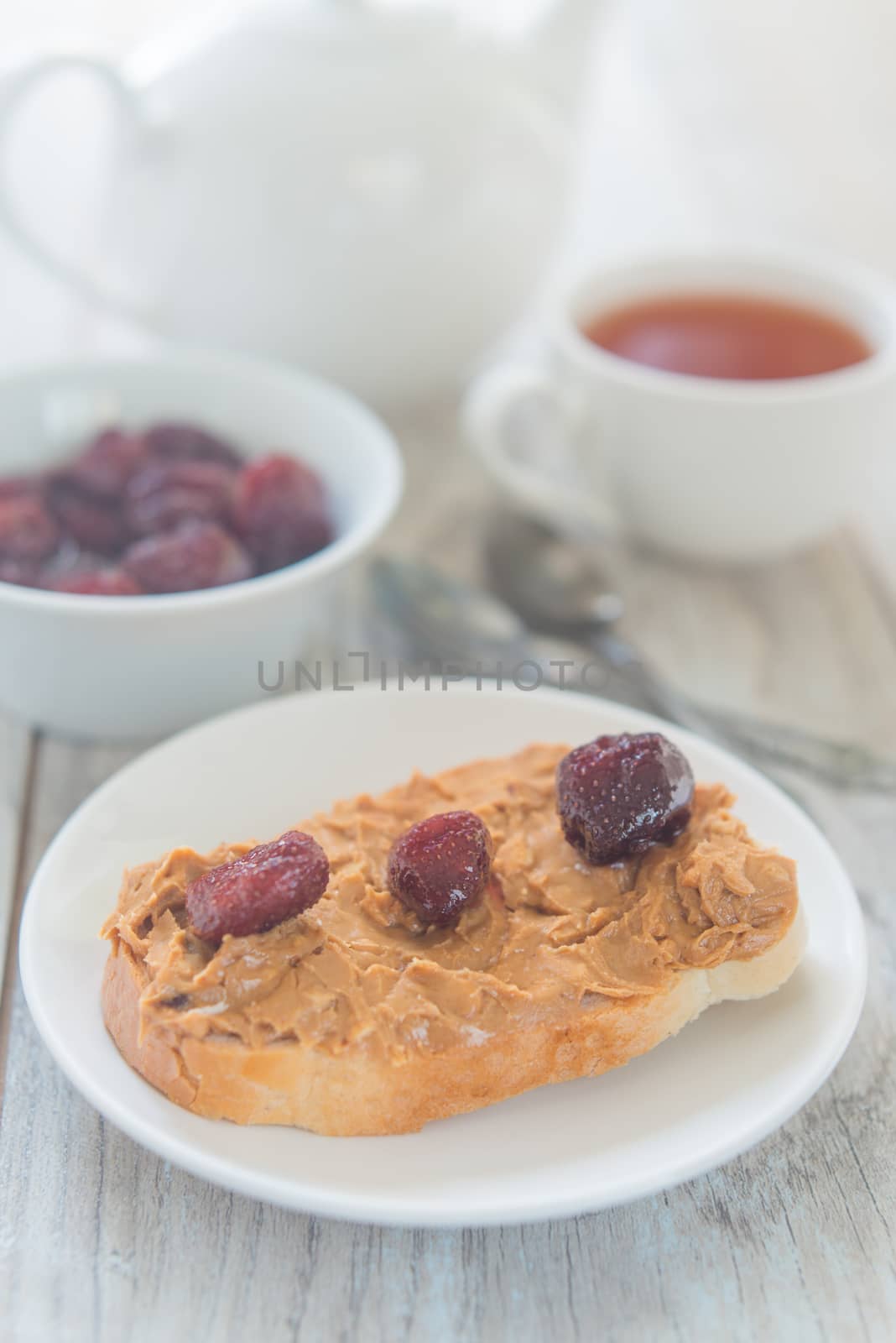 Breakfast with peanut butter sandwich by Linaga