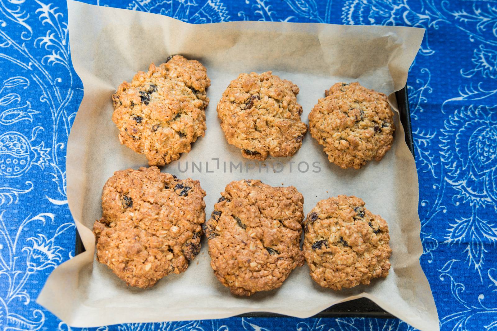 Oatmeal cookies in the baking dish by Linaga
