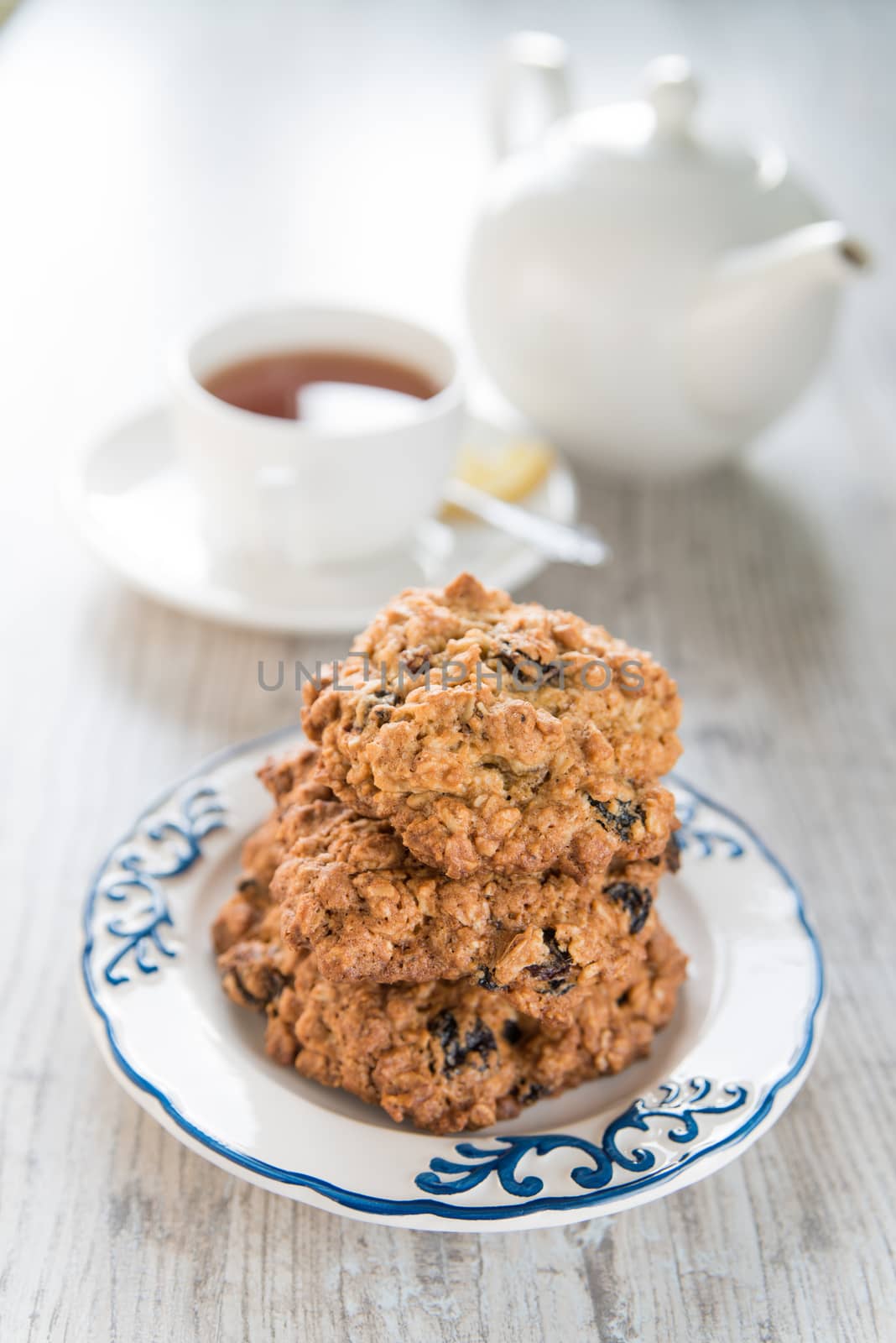 Oatmeal cookies on the plate by Linaga