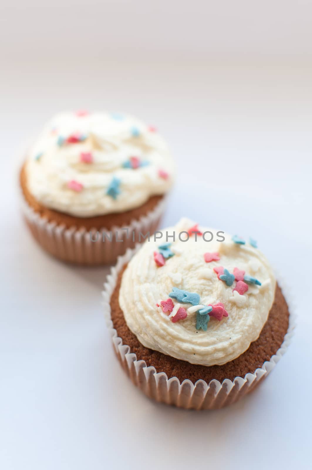 Two cupcakes with decoration by Linaga