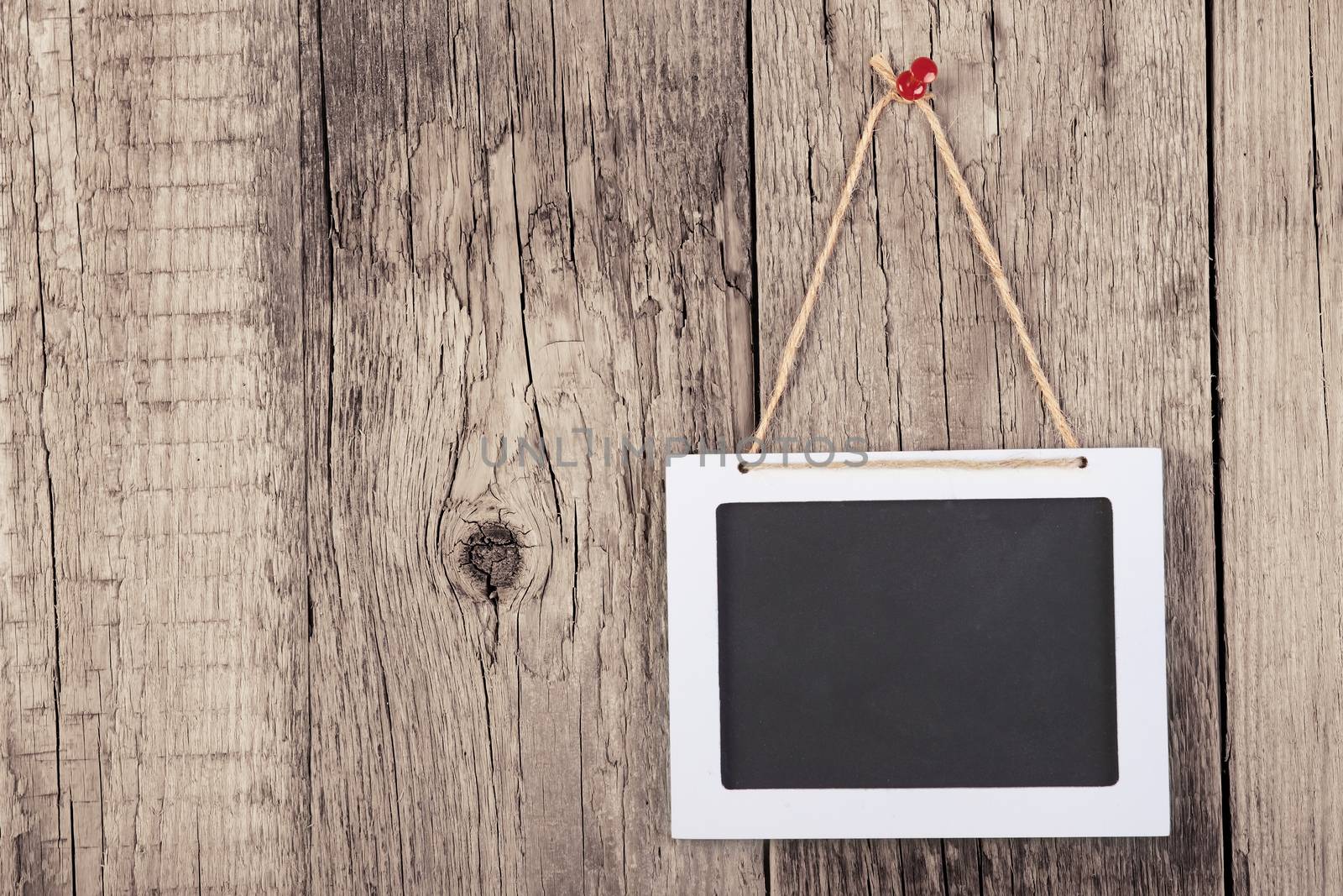 Empty wooden blackboard sign by manaemedia