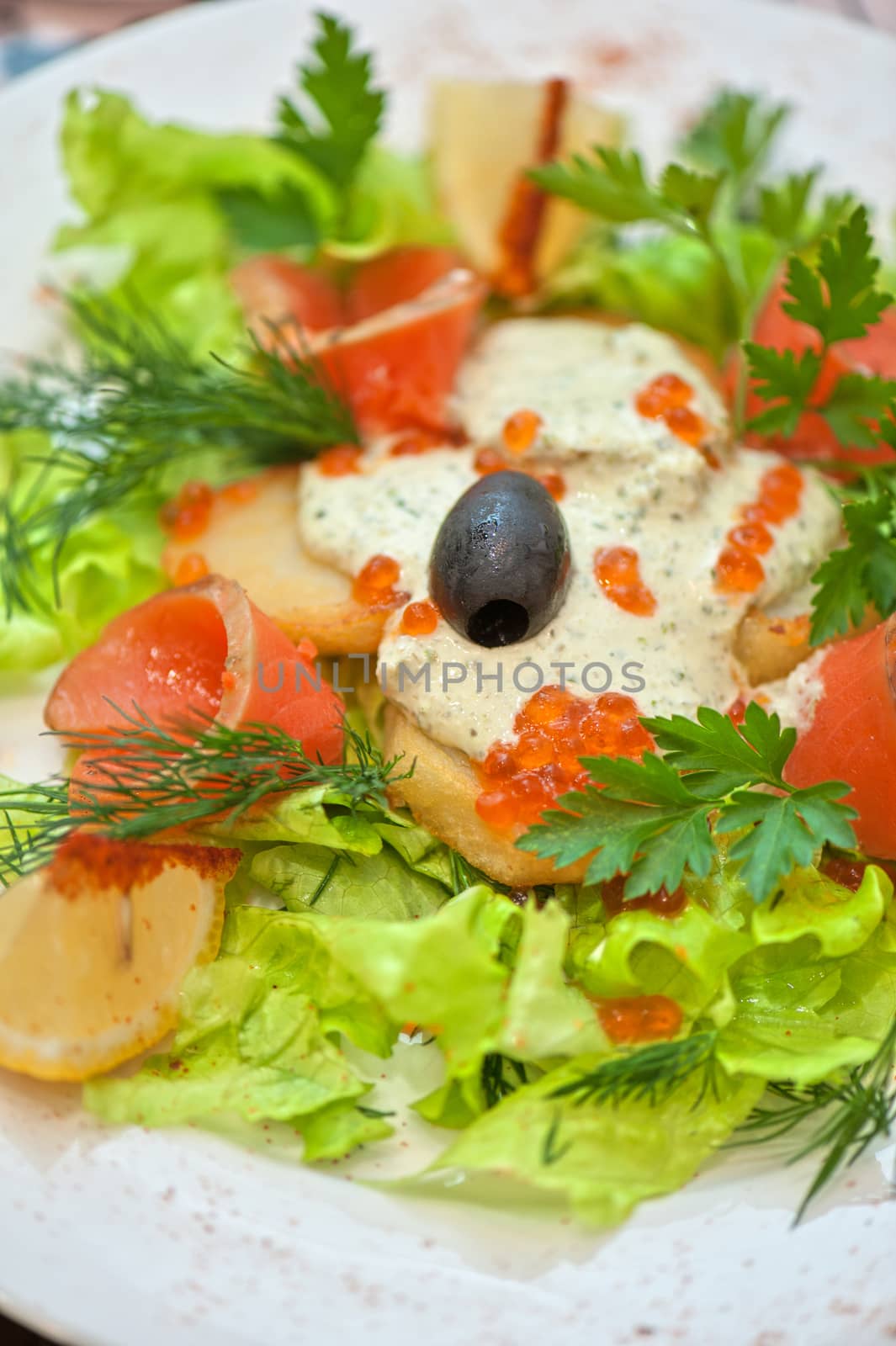 vegetable salad with smoked salmon 