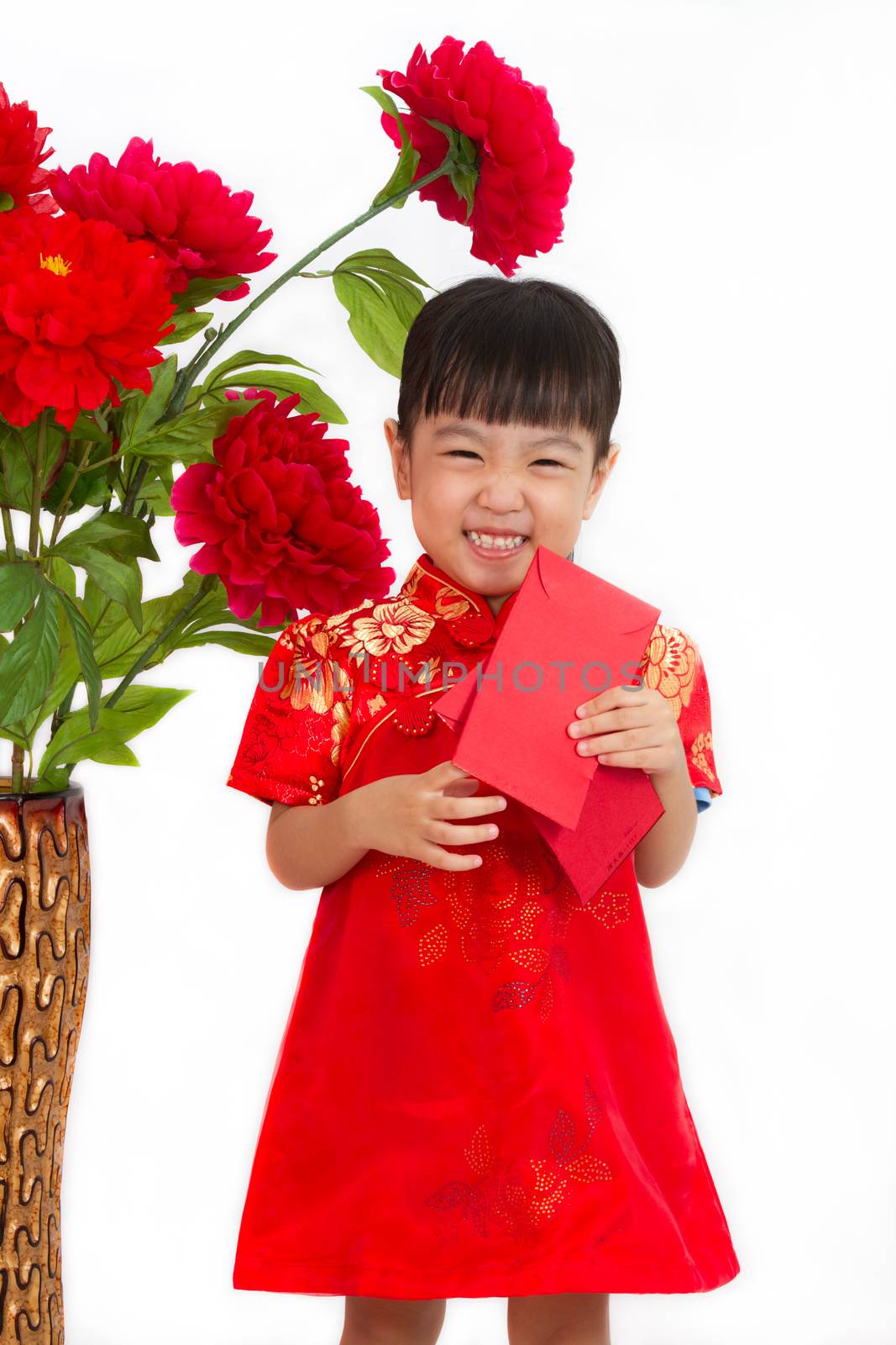 Chinese little girl holding red envelope by kiankhoon