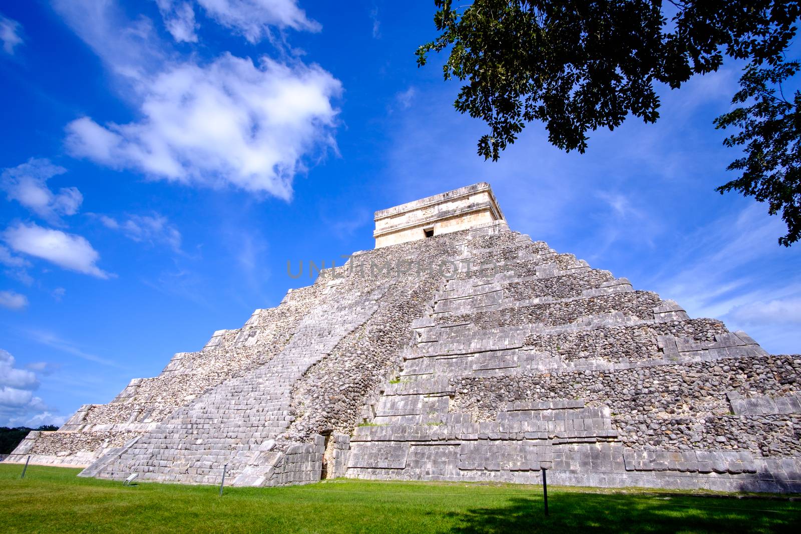 Scenic view of Mayan pyramid El Castillo in Chichen Itza, Mexico