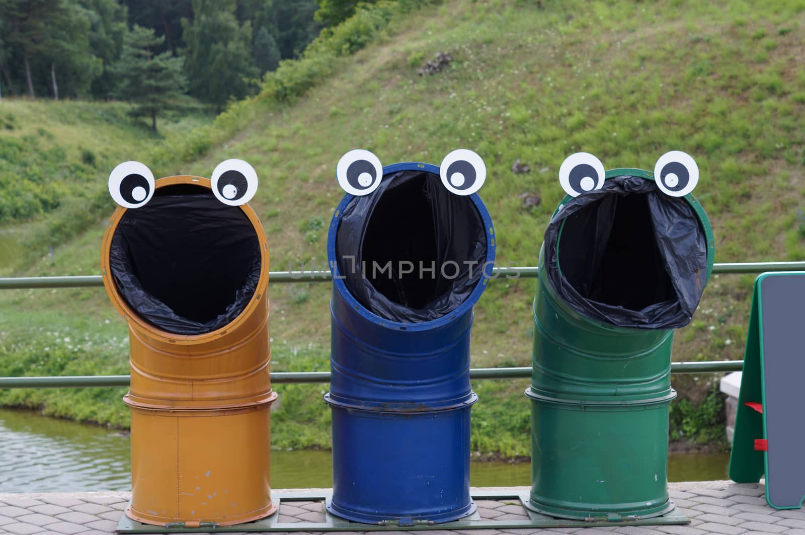 Tree color recycle trash container