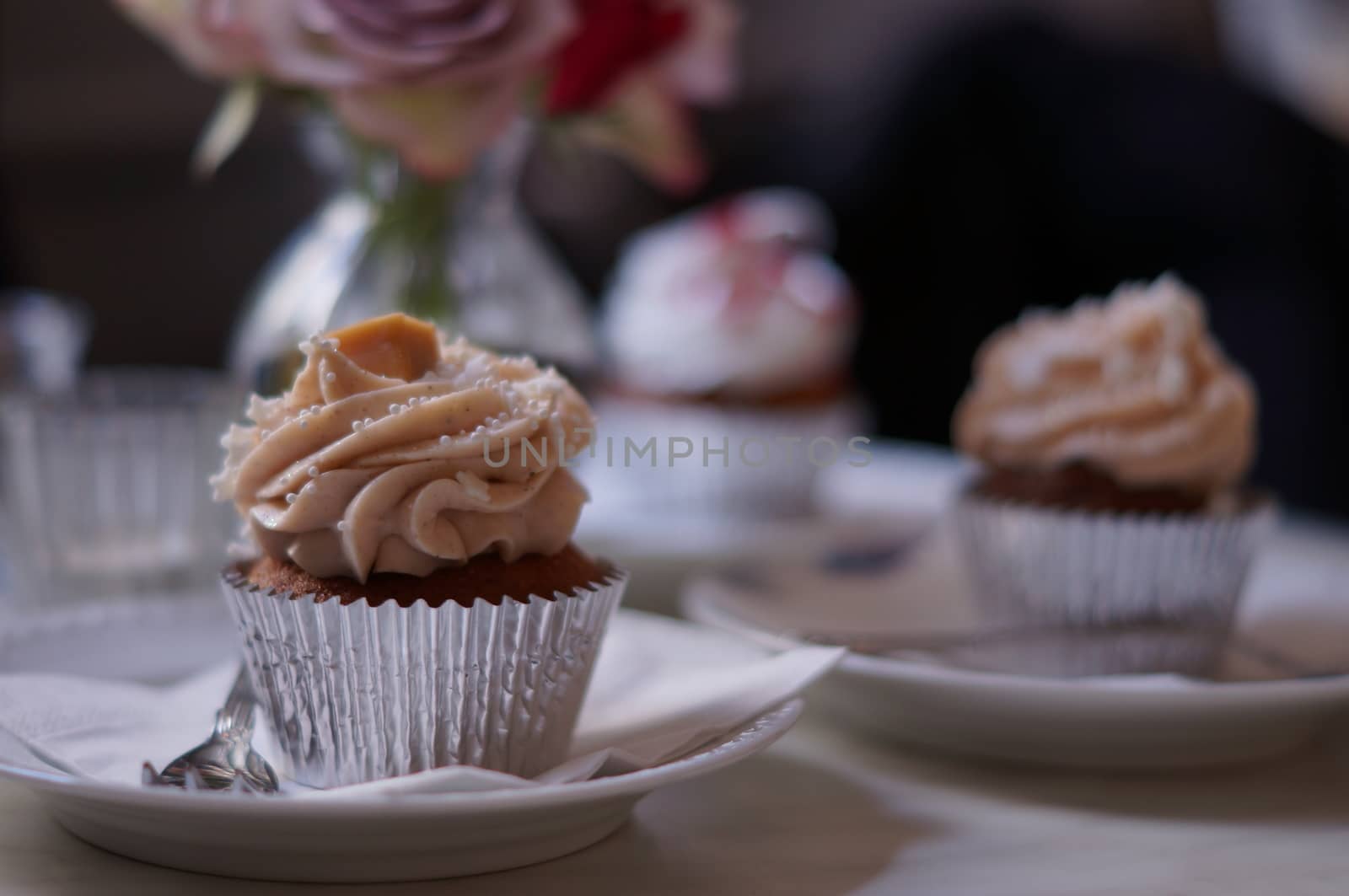 Cup cake with rose flowers by celaler