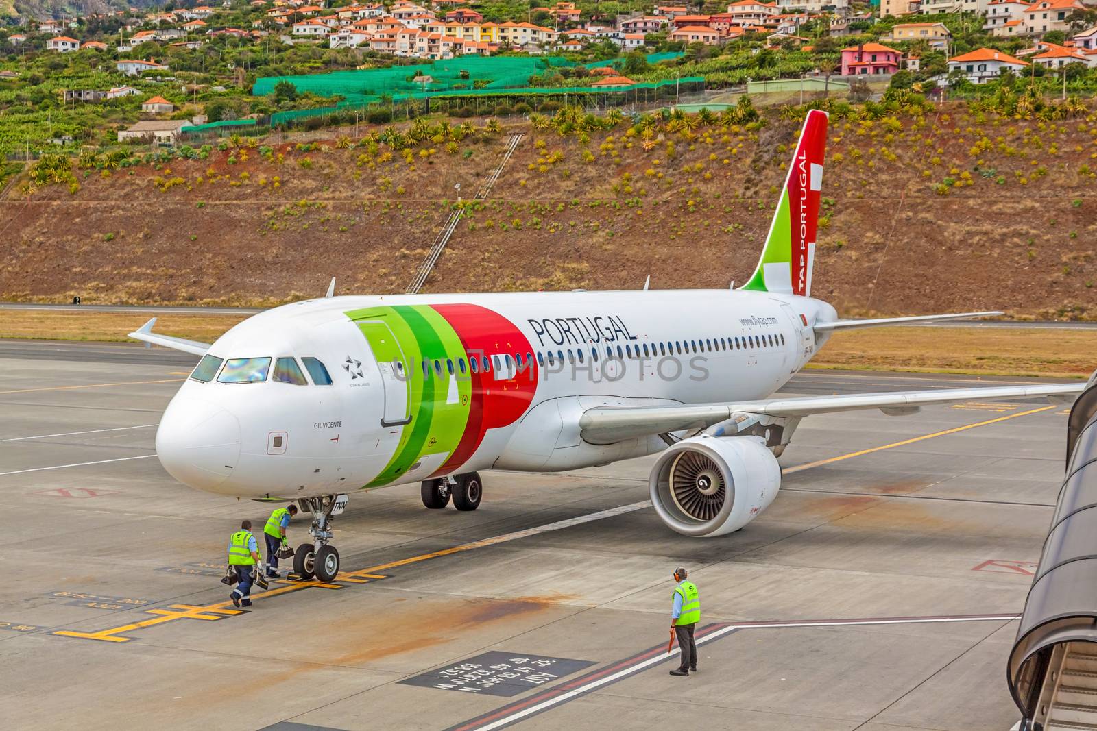 Airport Madeira - Airbus A320 by aldorado