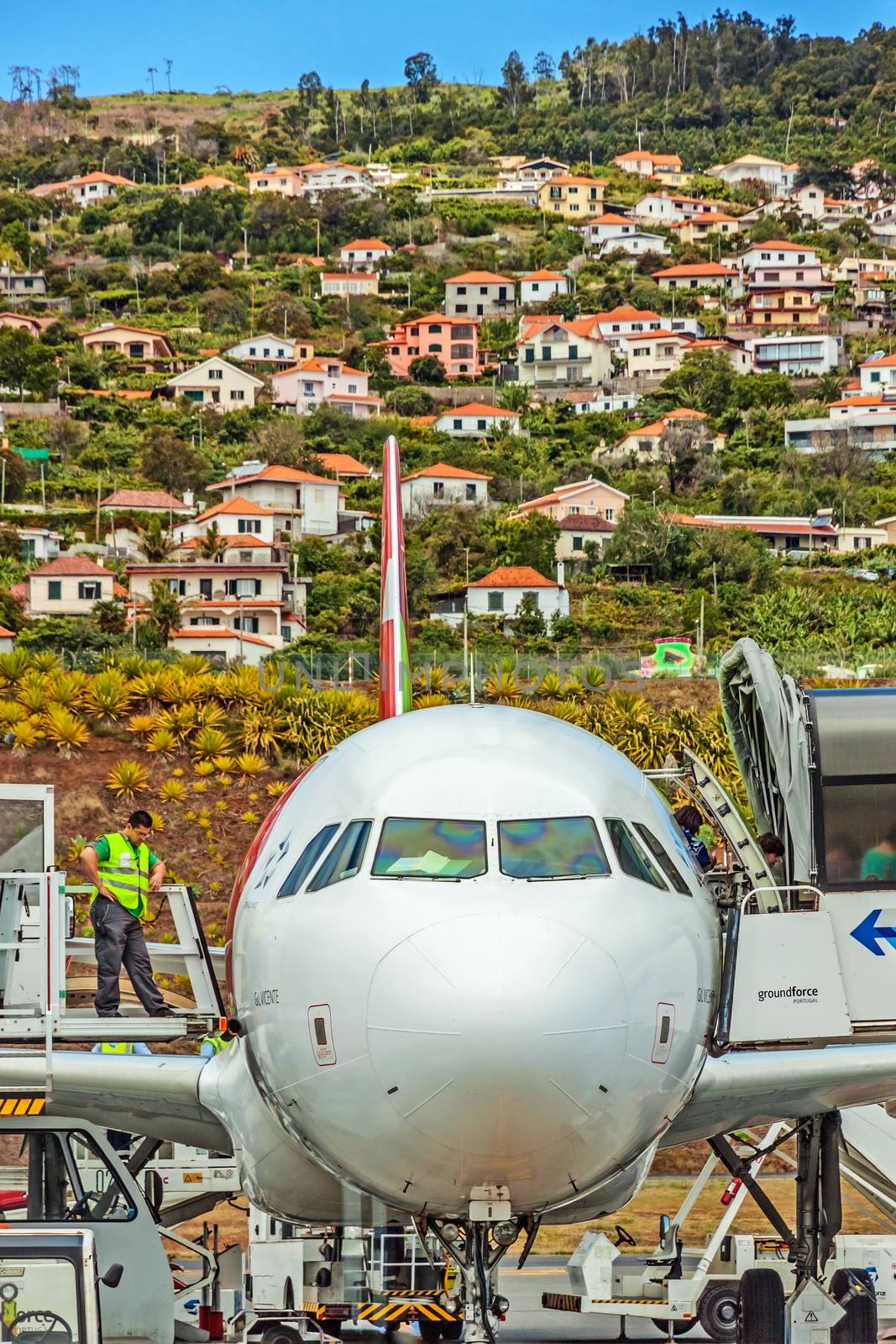 Airport Madeira - Airbus A320 by aldorado