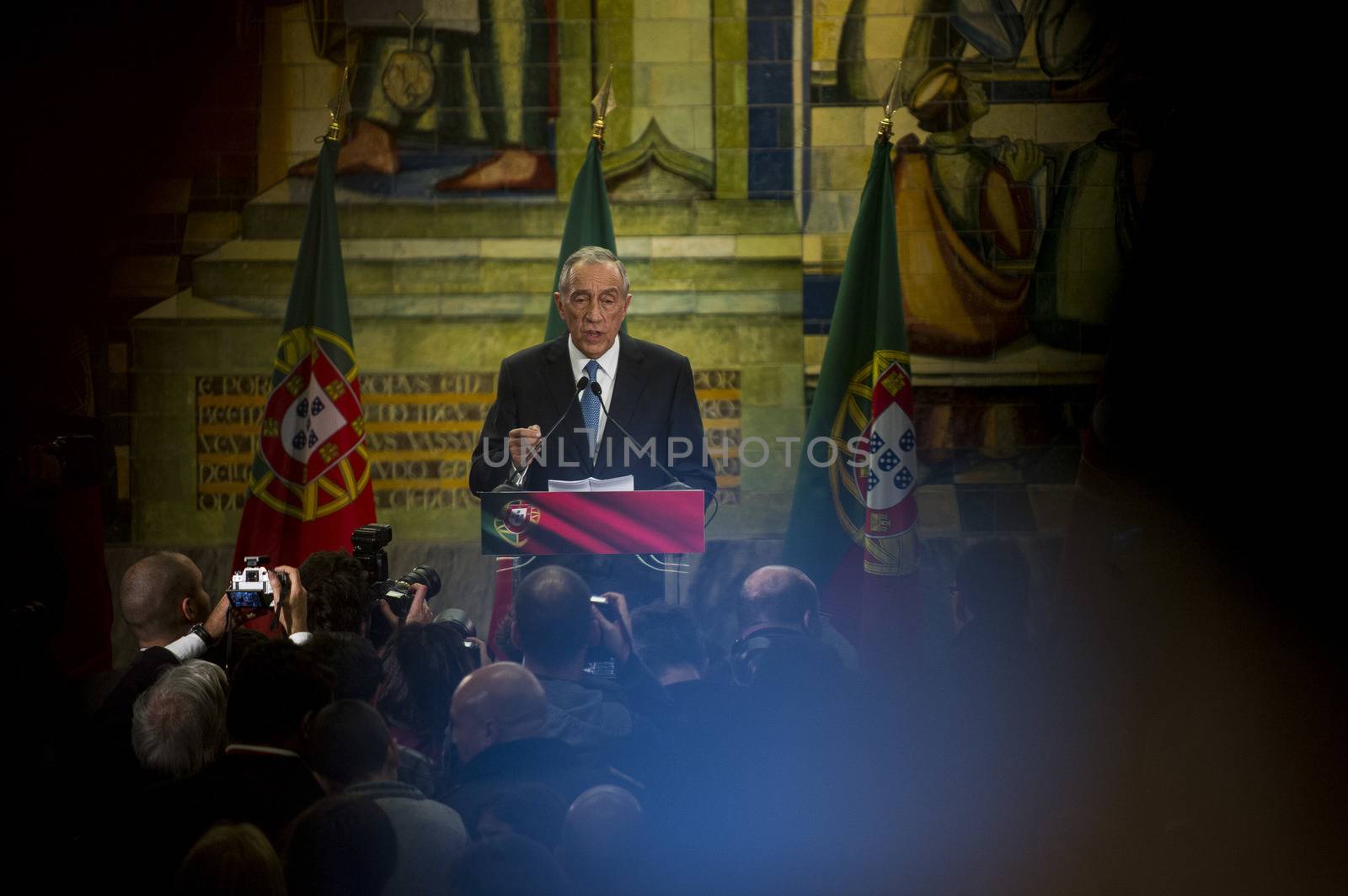  Center-right candidate Marcelo Rebelo de Sousa won the presidential elections 2016 with the majority of the votes on January 24, 2016.  The 67-year-old won 52% of the votes.  His closest rival, leftist Antonio Sampaio da Novoa, is polling 22%.       