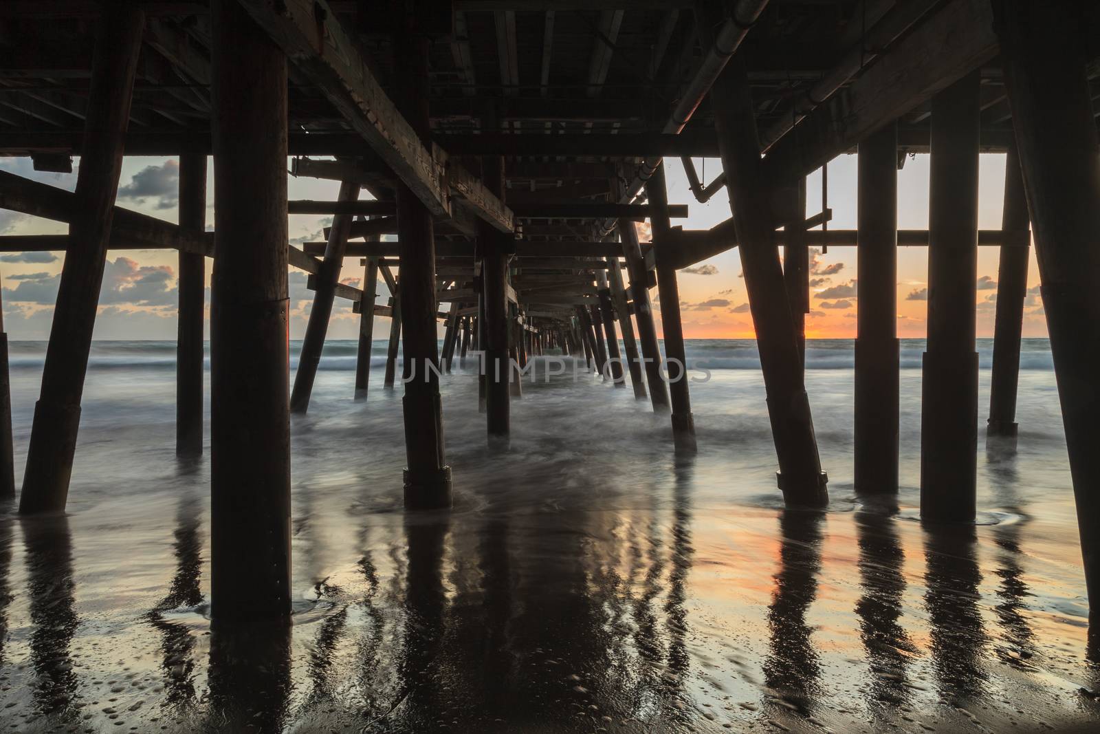 Under the San Clemente pier by steffstarr