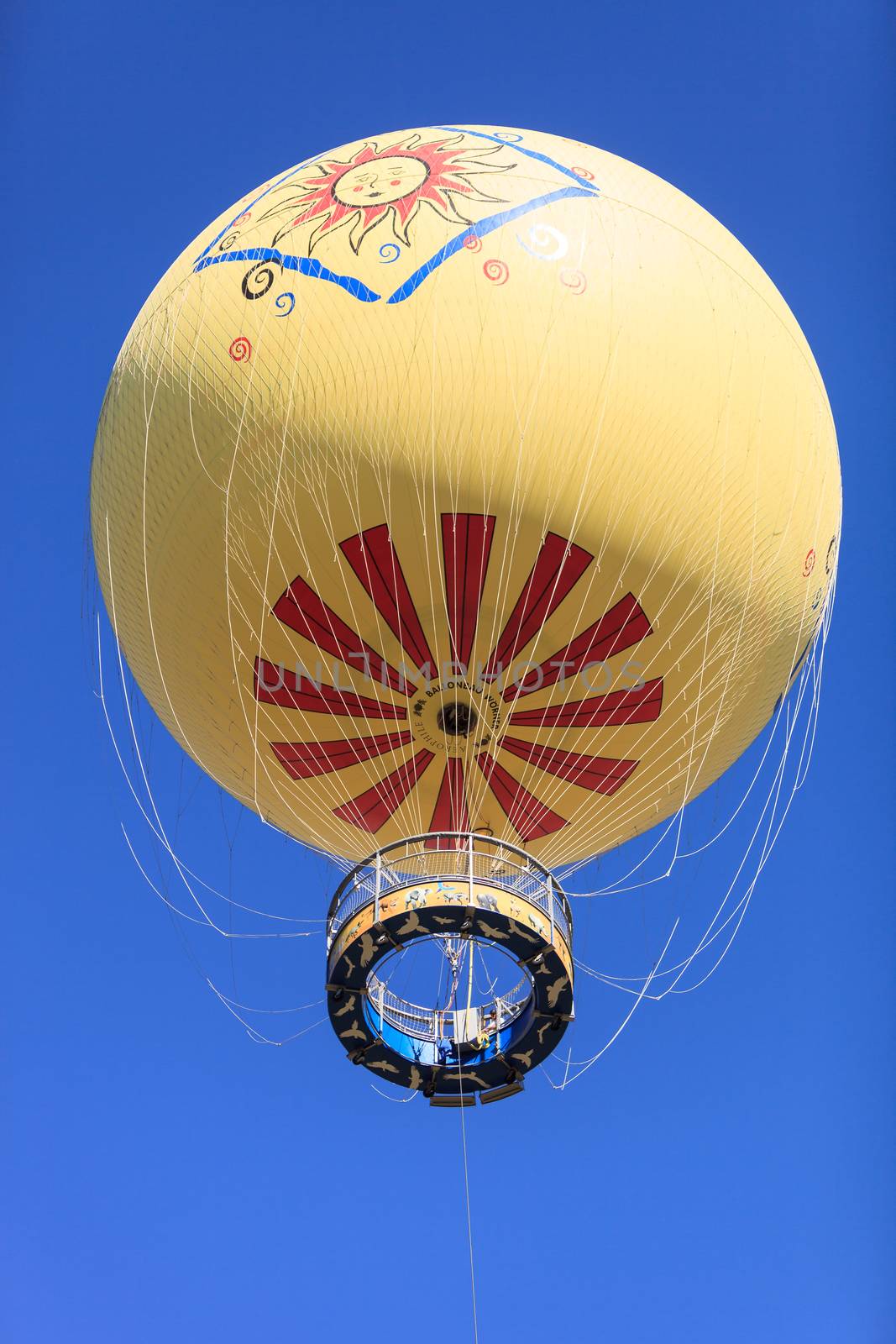 November 8, 2015, Escondido, California: Yellow hot air balloon over the San Diego Safari Park Zoo in California. For editorial use only.