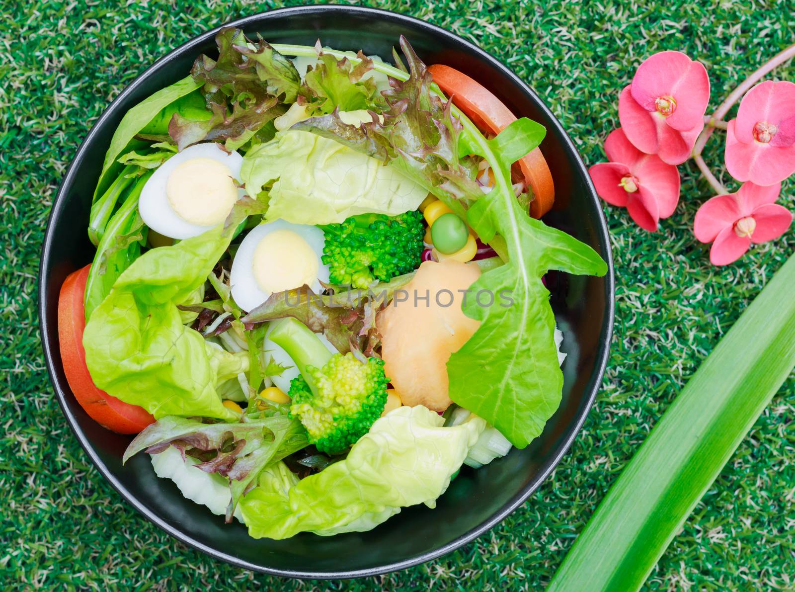 Mixed salad with quail eggs by AEyZRiO
