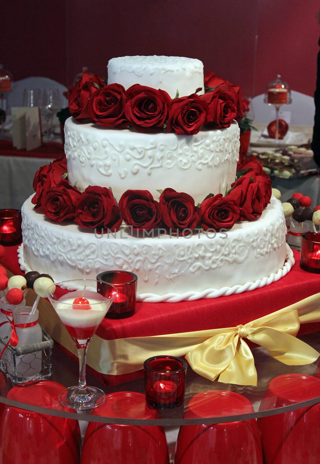 Delicious decorated wedding cake