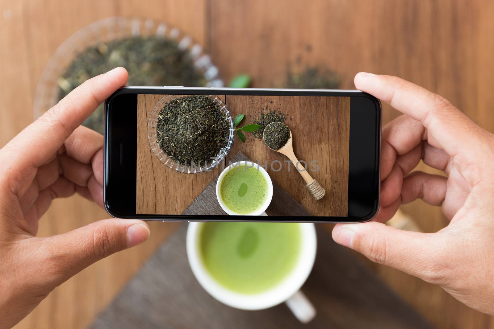 closeup hand holding phone shooting drink photogeaph by blackzheep