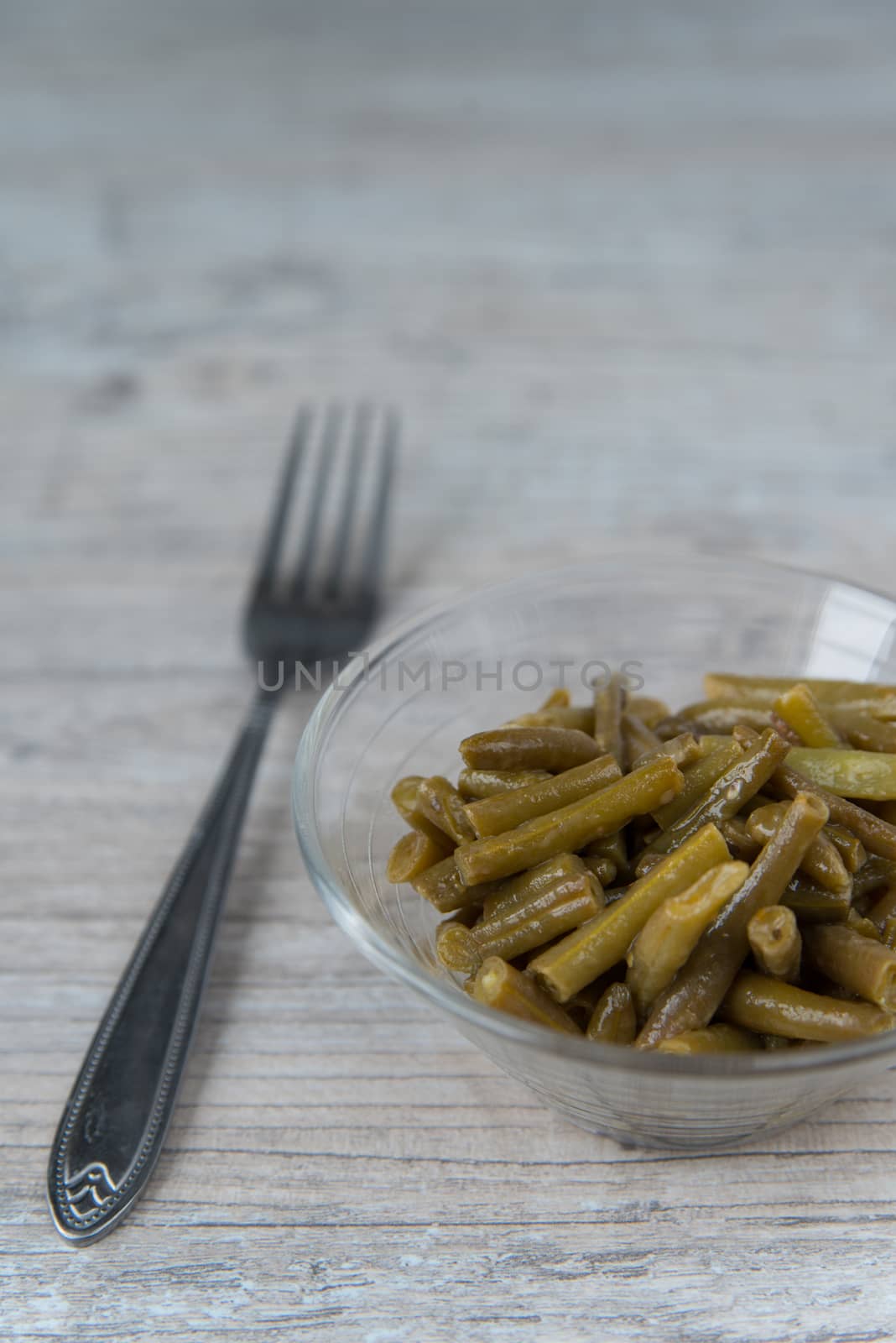 Plate of the green beans and fork by Linaga
