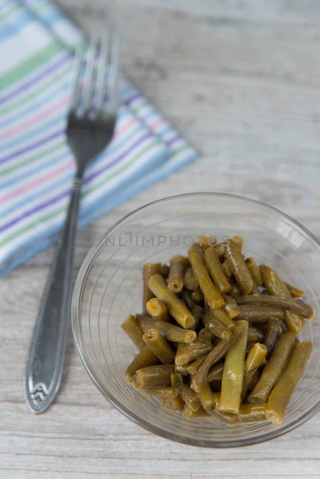 Plate of the green beans and fork by Linaga